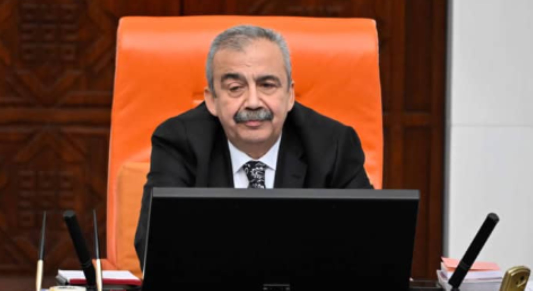 SON DAKİKA... Hastaneden açıklama geldi: Sırrı Süreyya Önder'in hayati tehlikesi devam ediyor mu? 'Refleksleri azalıyor'
