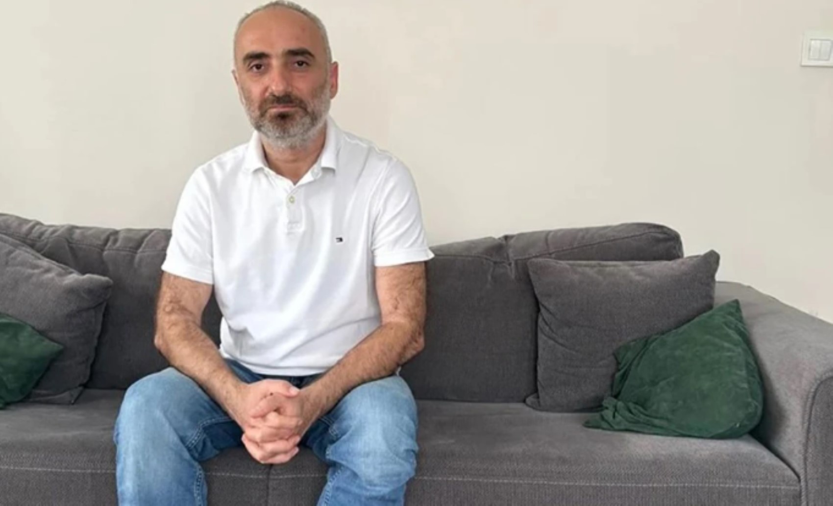 Gazeteci İsmail Saymaz elektronik kelepçe ile ev hapsinde! Deprem anında ne yaptı?