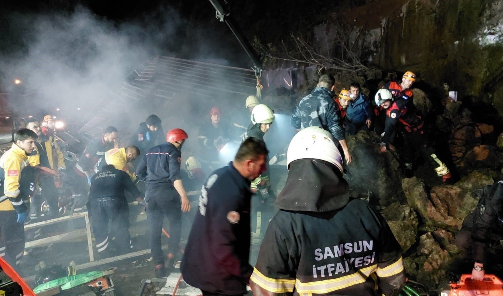 SON DAKİKA... Samsun'un Canik ilçesinde heyelan: Yaralılar var SON DAKİKA... Samsun'un Canik ilçesinde heyelan: Yaralılar var