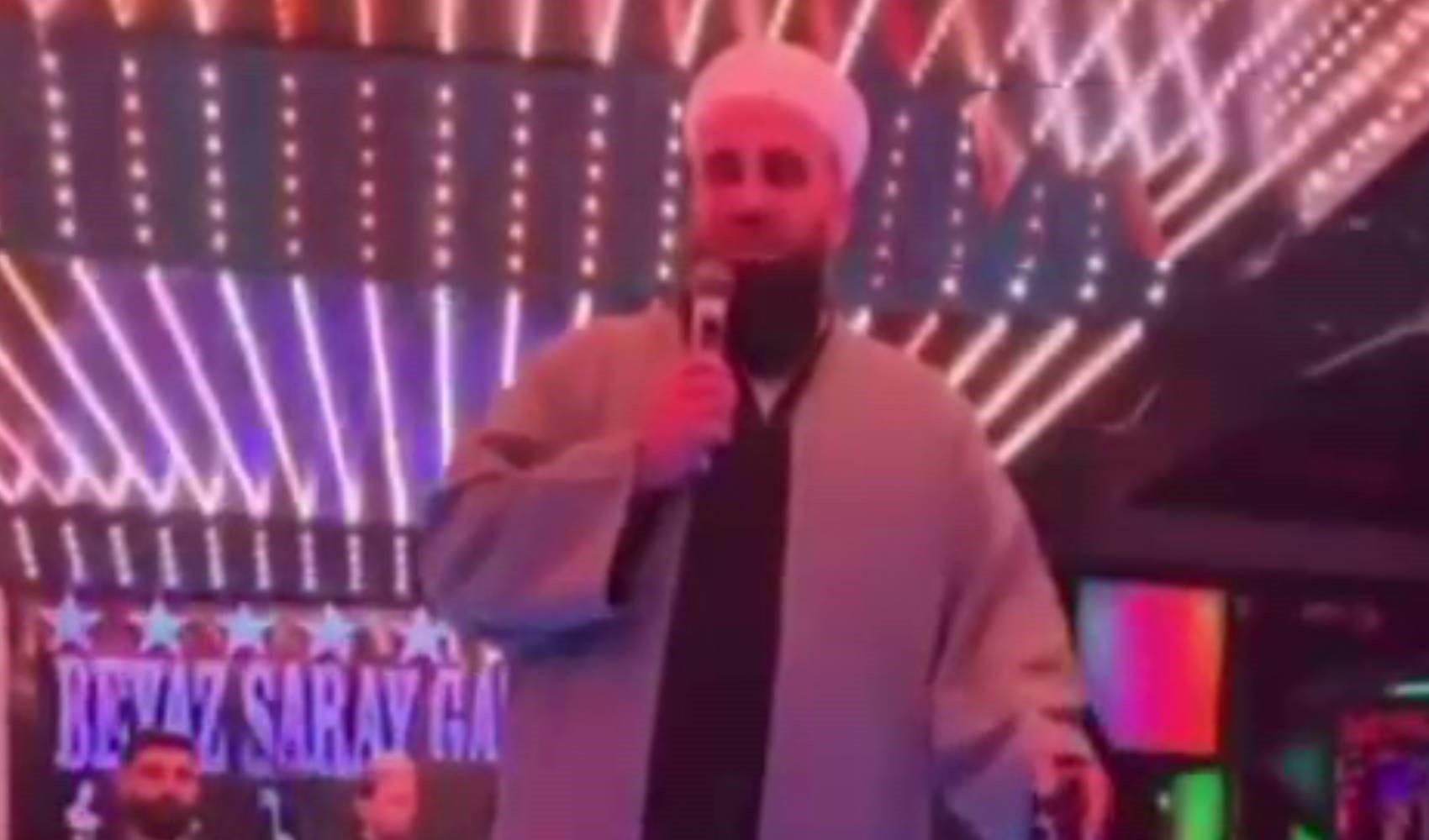 Gece kulübünde vaaz! Tebliğciler mikrofunu aldı, sahneye çıktı Gece kulübünde vaaz! Tebliğciler mikrofunu aldı, sahneye çıktı