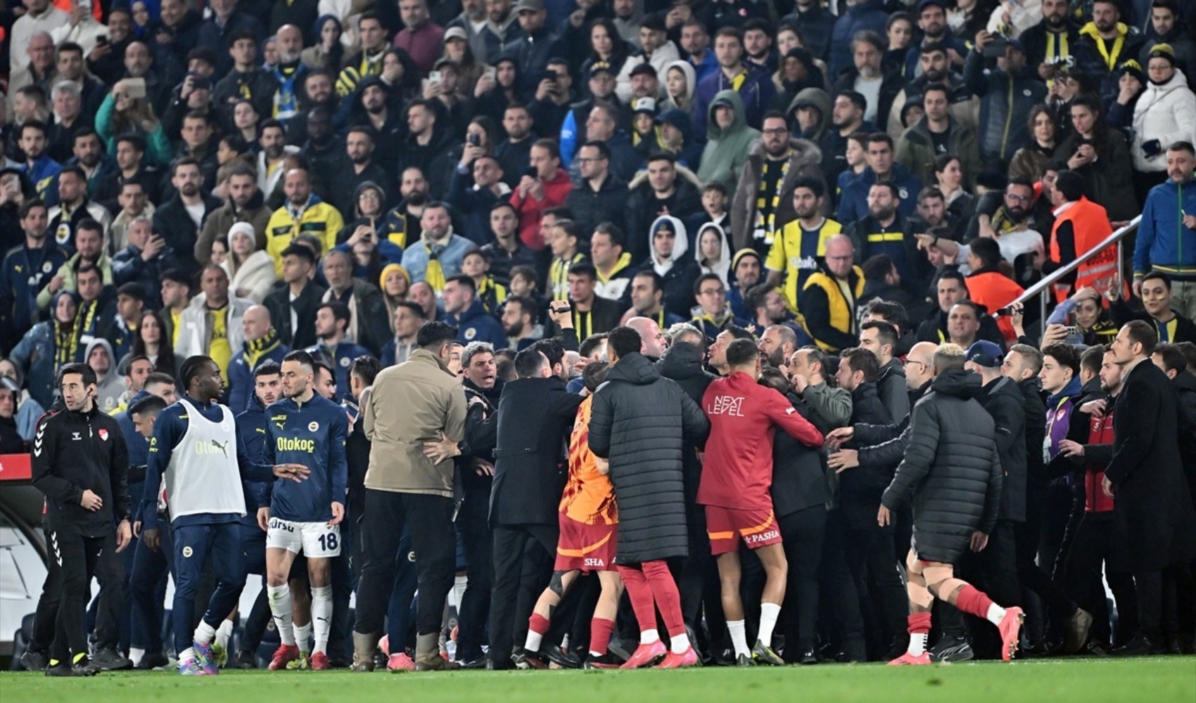 Emniyet Fenerbahçe - Galatasaray derbisi sonrası 43 kişi hakkında işlem başlattı!