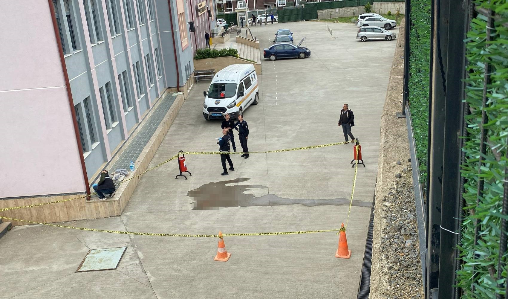 Kocaeli'de şoke eden olay: 4. kattan düşen öğrenci ağır yaralandı Kocaeli'de şoke eden olay: 4. kattan düşen öğrenci ağır yaralandı