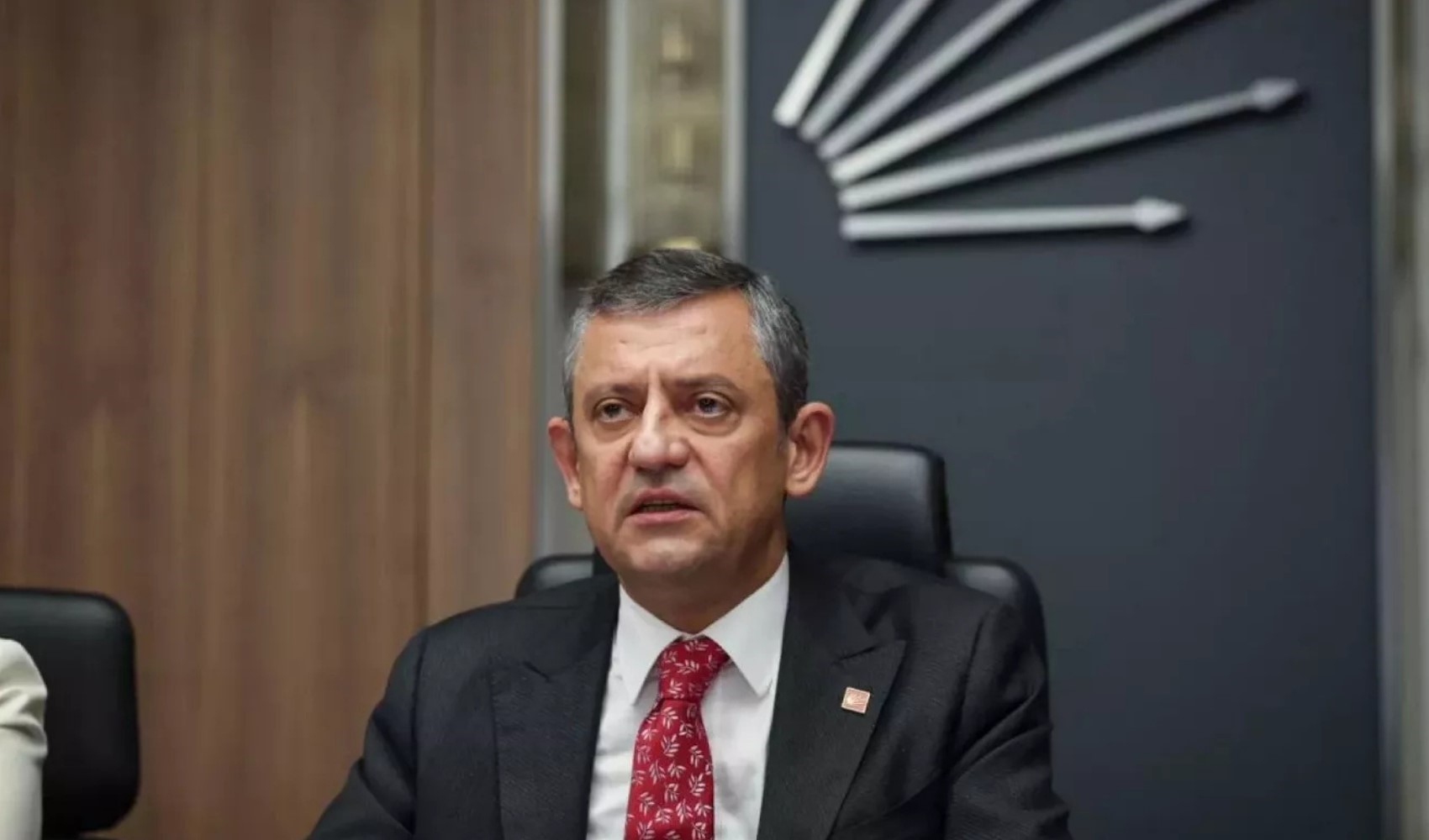 Özgür Özel mahkeme salonunda yaşananları anlattı: 'Akın Gürlek'in elleri titriyor, ağzı vuruyor'