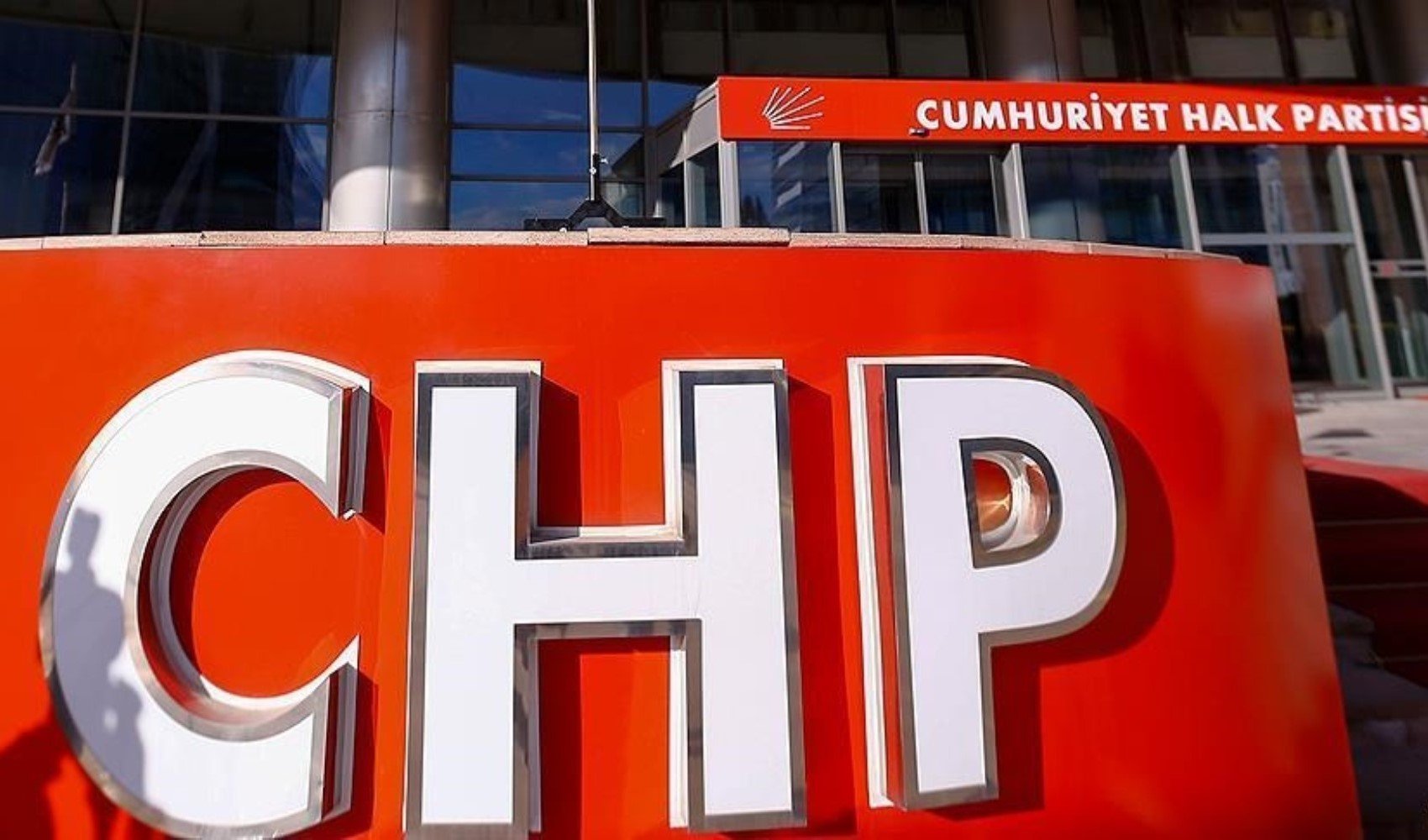 CHP Genel Merkezi'ne 1 Mayıs için dev afiş