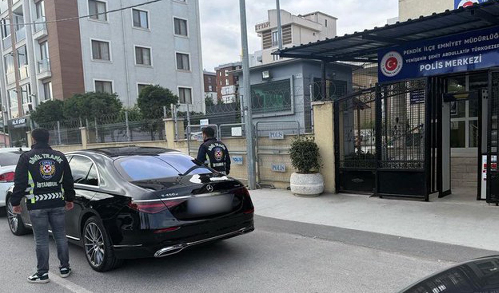 Bakan Yerlikaya'dan 'çakar' açıklaması: Geçiş üstünlüğü hakkı çakar iptal edildi Bakan Yerlikaya'dan 'çakar' açıklaması: Geçiş üstünlüğü hakkı çakar iptal edildi