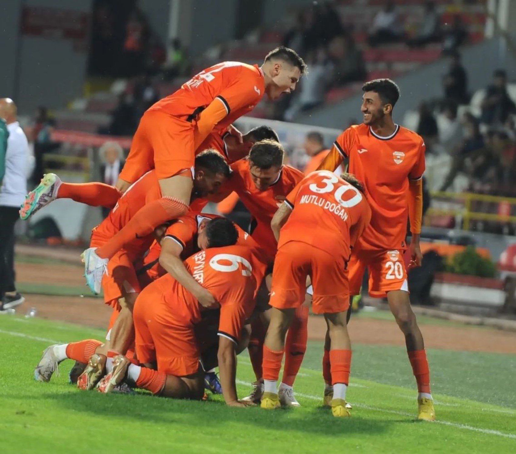 Sakaryaspor-Adanaspor maçı hangi kanalda, ne zaman, nereden izlenir?