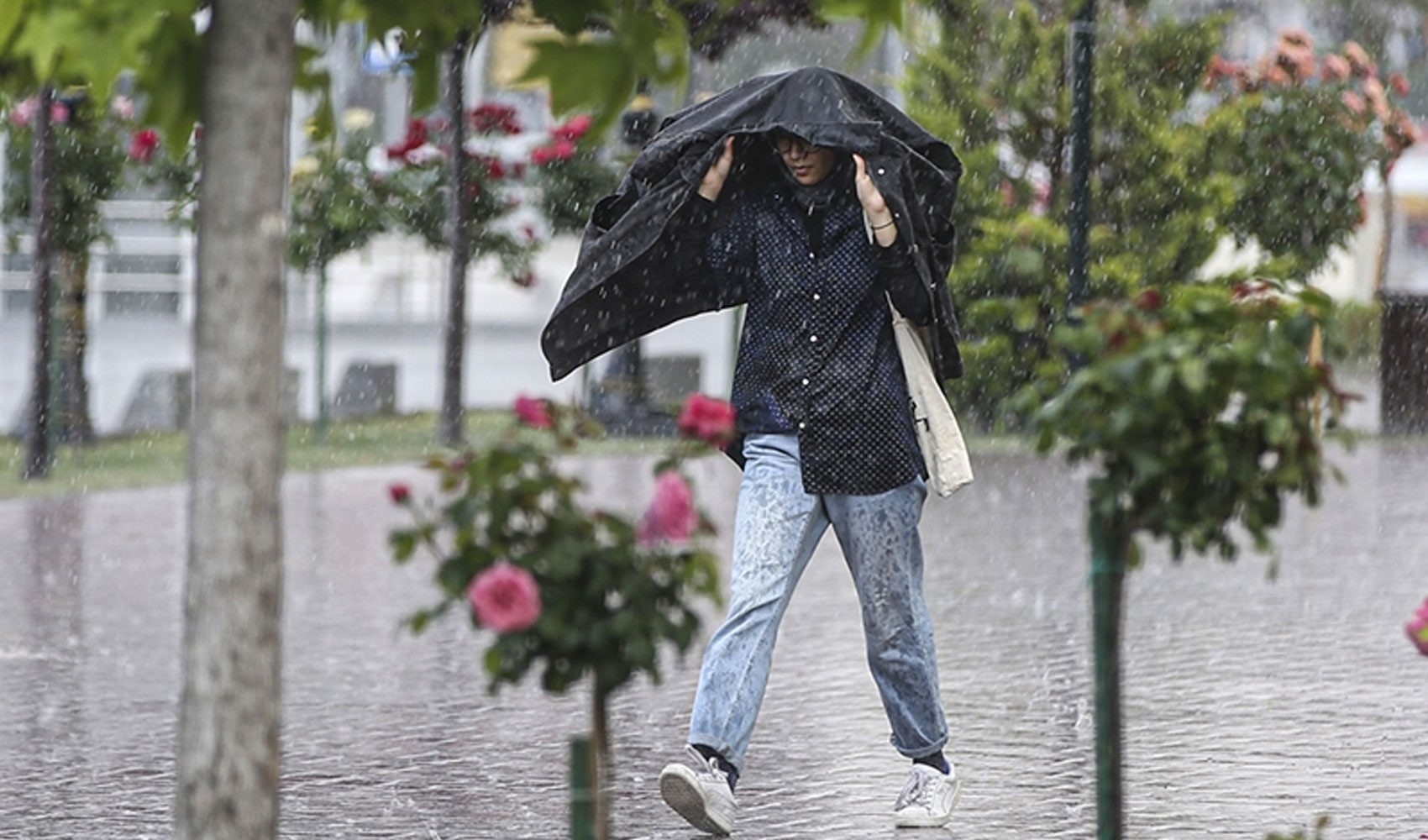 Meteoroloji'den 11 kente sarı kodlu uyarı: Gök gürültülü sağanak geliyor! İşte il il 5 Nisan Cumartesi hava durumu...
