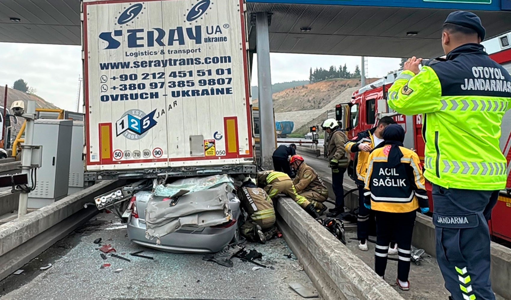 Kuzey Marmara Otoyolu'ndaki feci kaza kamerada! Otomobil gişelerdeki TIR'ın altına girdi: 4 can kaybı Kuzey Marmara Otoyolu'ndaki feci kaza kamerada! Otomobil gişelerdeki TIR'ın altına girdi: 4 can kaybı