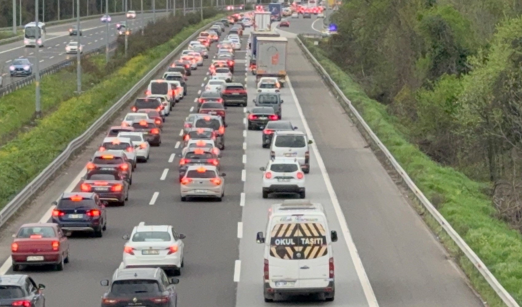 İstanbul'a dönüş yolunda trafik yoğunluğu artıyor