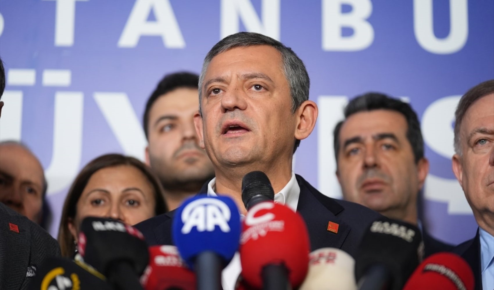 CHP Genel Başkanı Özgür Özel AKP'ye seslendi: Rakibinizi ortadan kaldırıyorsanız bu bir ülkenin iç işi değildir