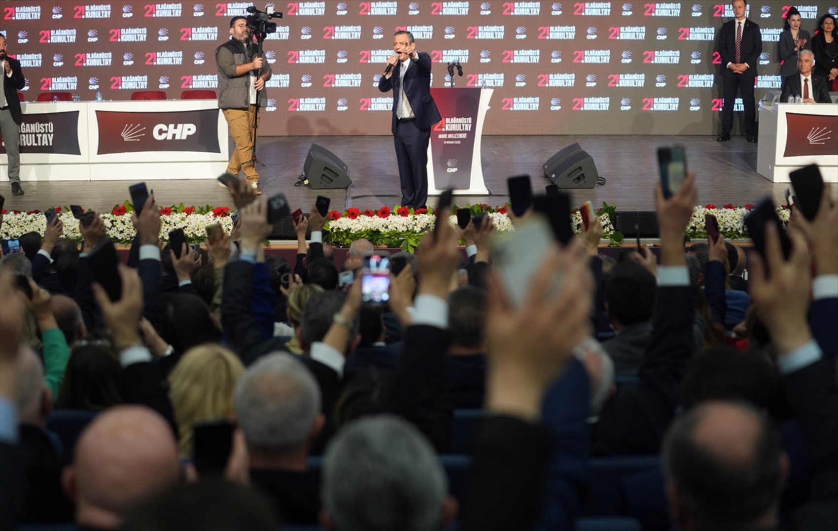 Özgür Özel’in 'cunta' çıkışı siyaseti alevlendirdi! AKP'li isimler tepki için sıraya girdi