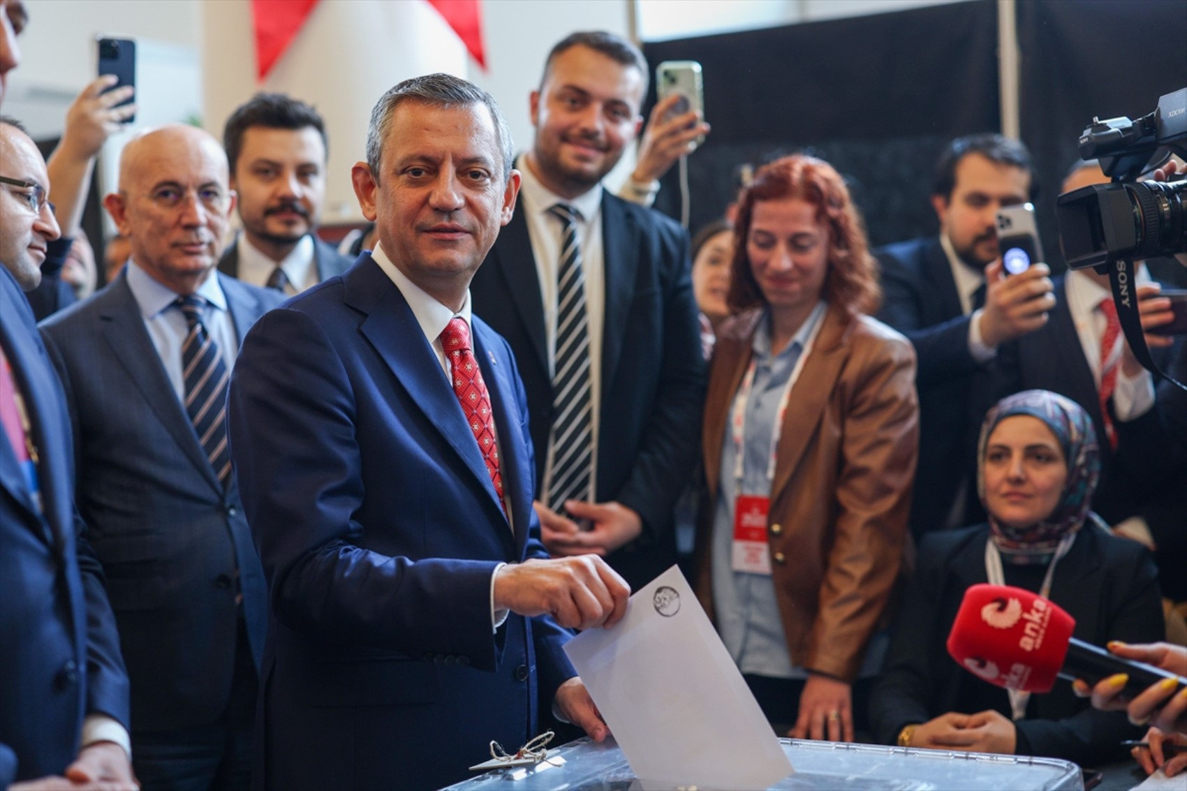 Özgür Özel’in 'cunta' çıkışı siyaseti alevlendirdi! AKP'li isimler tepki için sıraya girdi