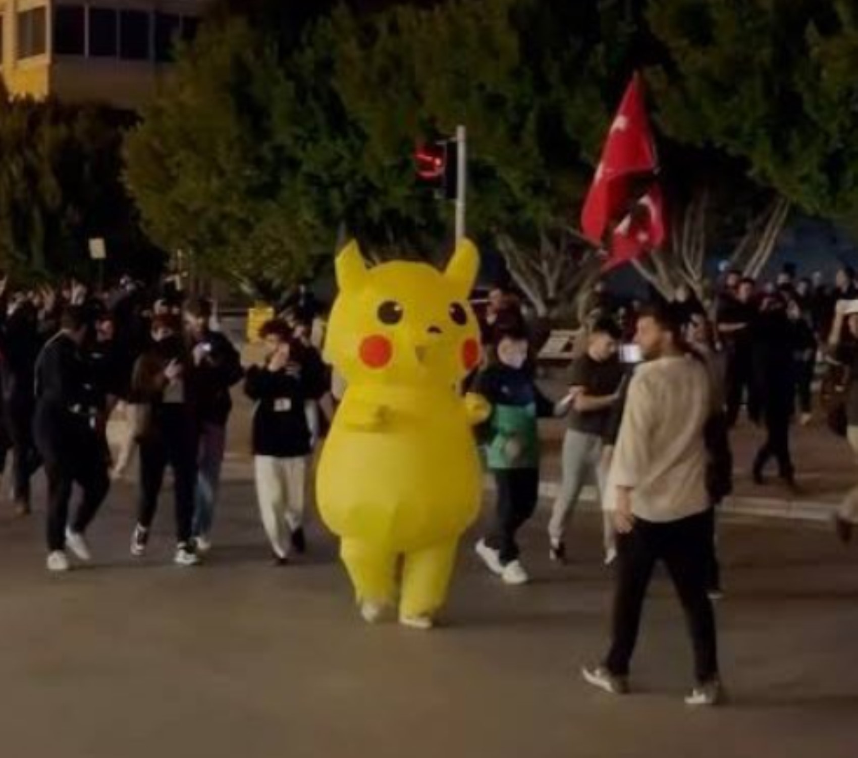 Ekrem İmamoğlu protestosunda dikkat çeken Pikachu şimdi dünya sokaklarında