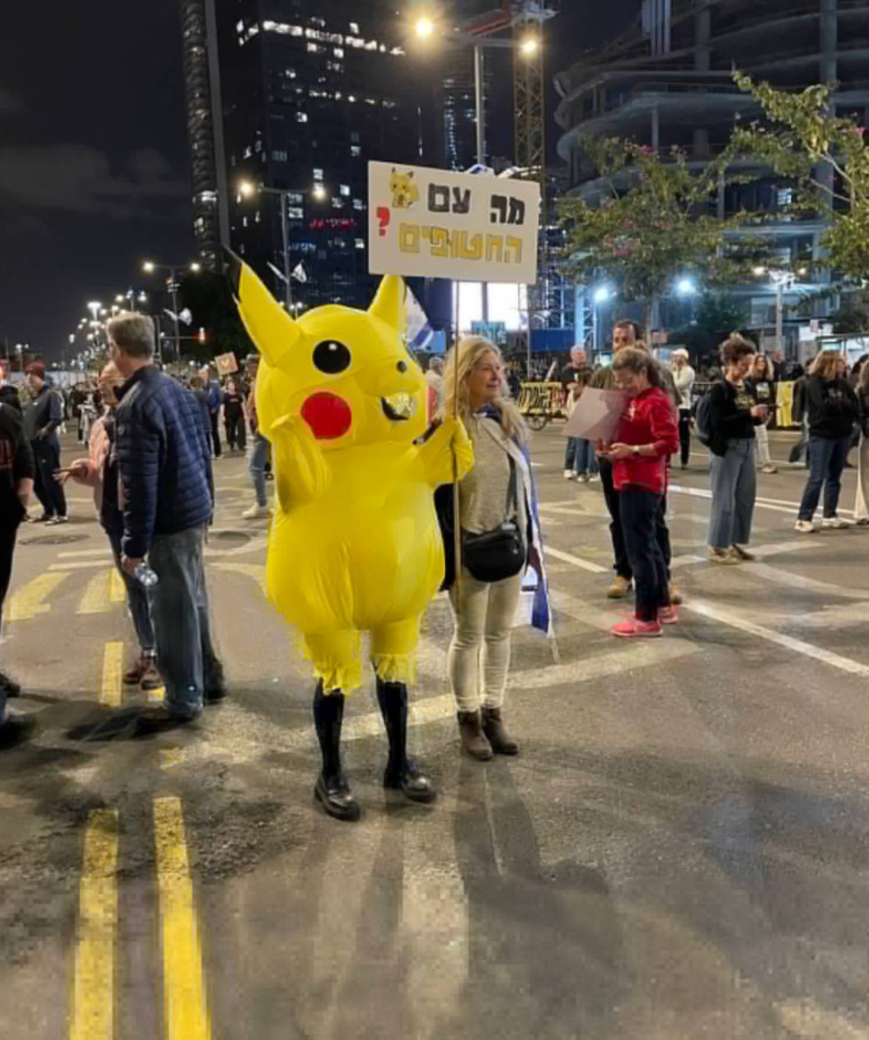Ekrem İmamoğlu protestosunda dikkat çeken Pikachu şimdi dünya sokaklarında