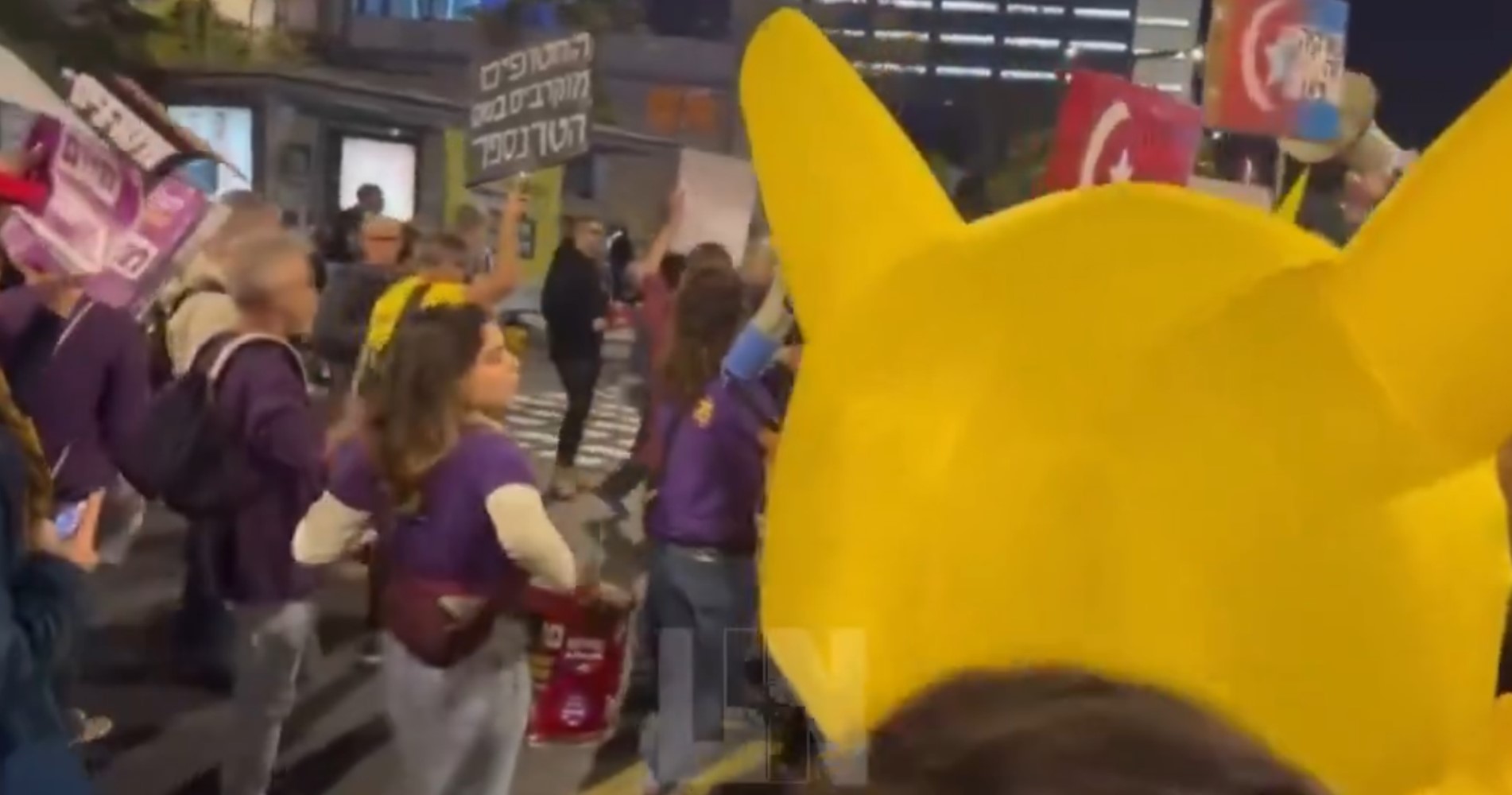 Ekrem İmamoğlu protestosunda dikkat çeken Pikachu şimdi dünya sokaklarında