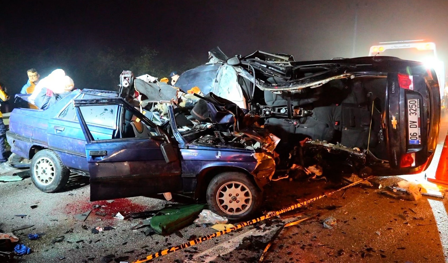 İki otomobil çarpıştı: 5 kişi hayatını kaybetti