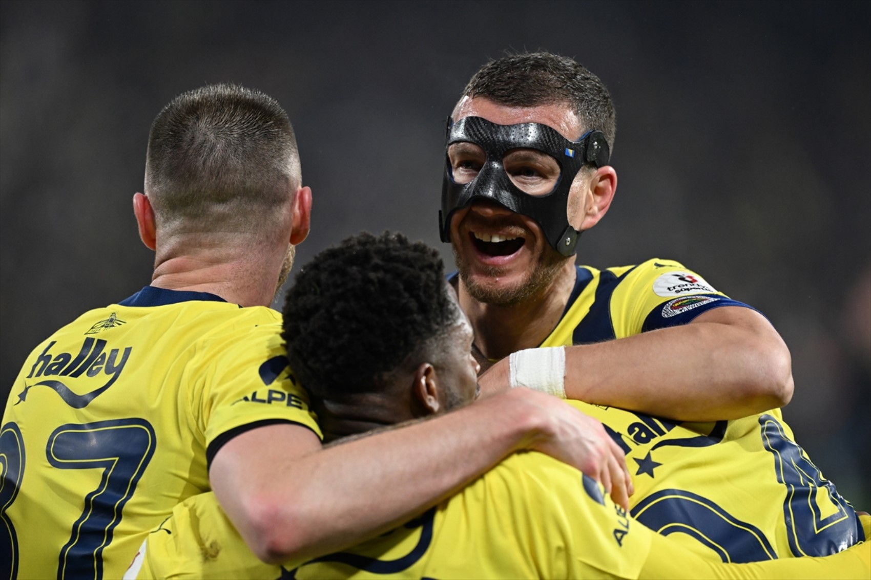 Trio ekibi derbideki tartışmalı kararları değerlendirdi: Mourinho'nun isyan ettiği penaltı pozisyonunda hakemin verdiği karar doğru mu?