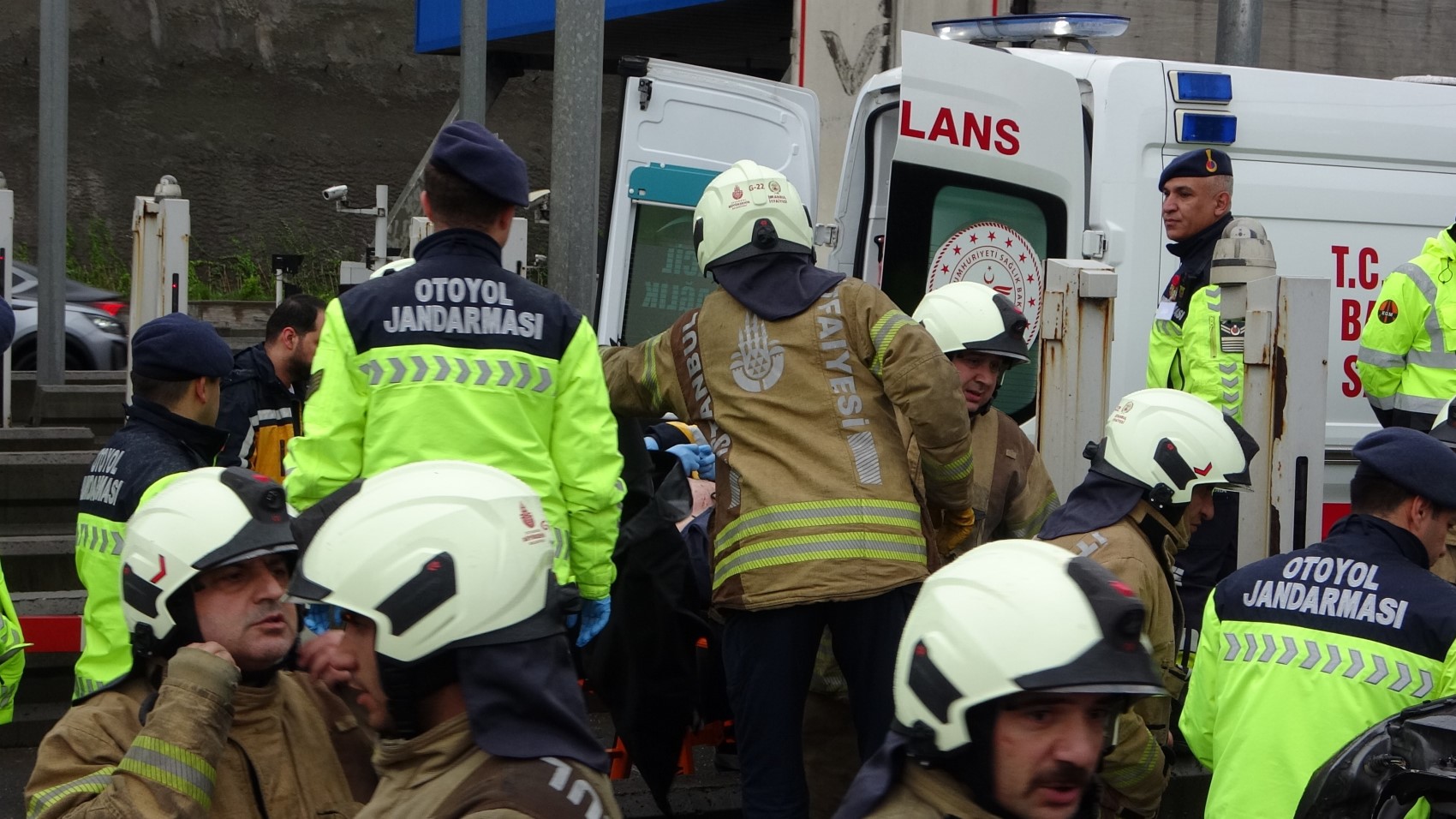Kuzey Marmara Otoyolu'nda yine aynı kaza! Otomobil gişelerde TIR'ın altına girdi