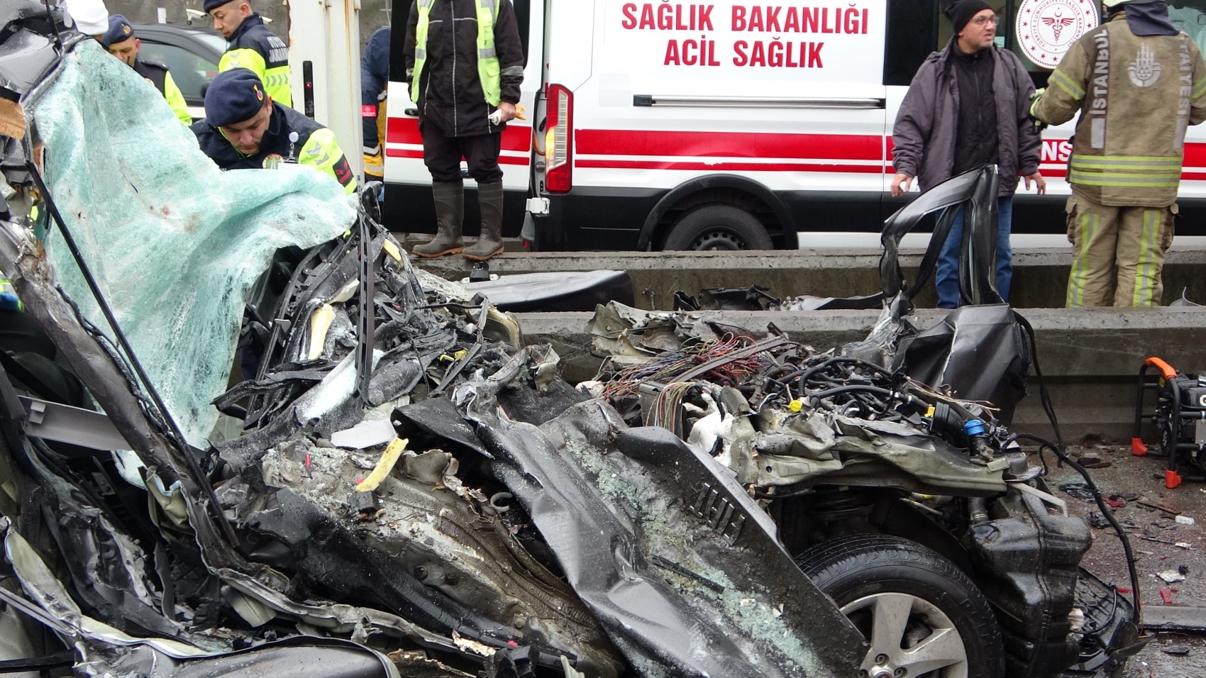 Kuzey Marmara Otoyolu'nda yine aynı kaza! Otomobil gişelerde TIR'ın altına girdi