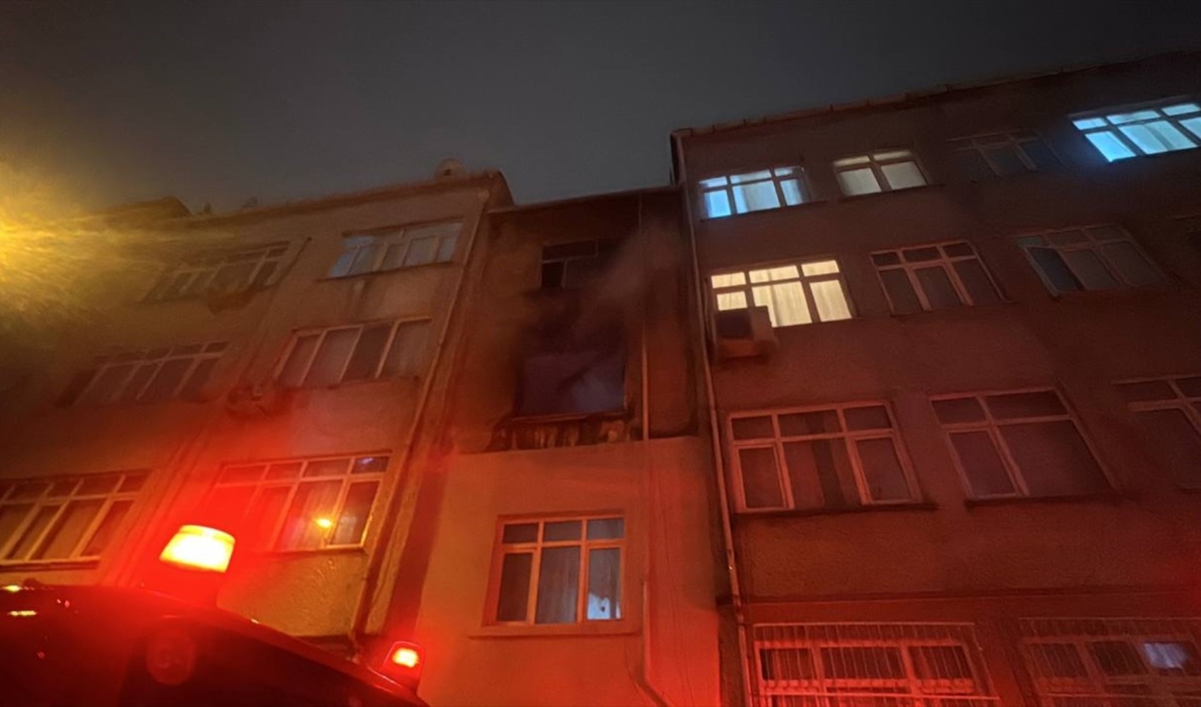 Fatih’te korkutan yangın: Camlar patladı, evler hasar gördü