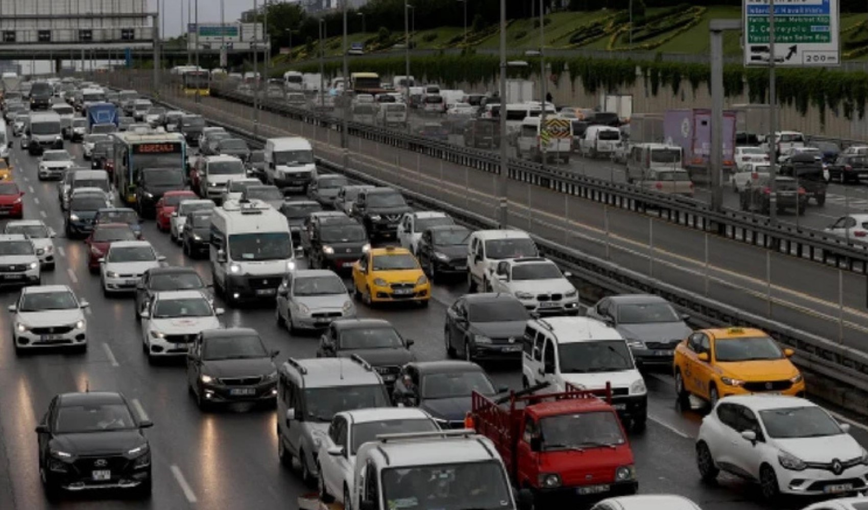 Bayram tatili bitti, çile geri döndü: İstanbul’da trafik kilitlendi!