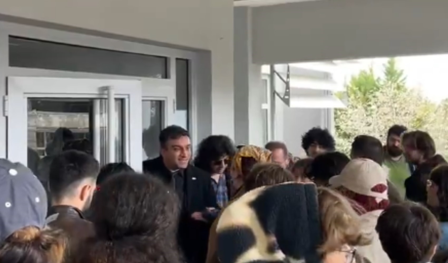 Hacettepe'de öğrenciler kampüse alınmadı: Direniş sonuç verdi Hacettepe'de öğrenciler kampüse alınmadı: Direniş sonuç verdi