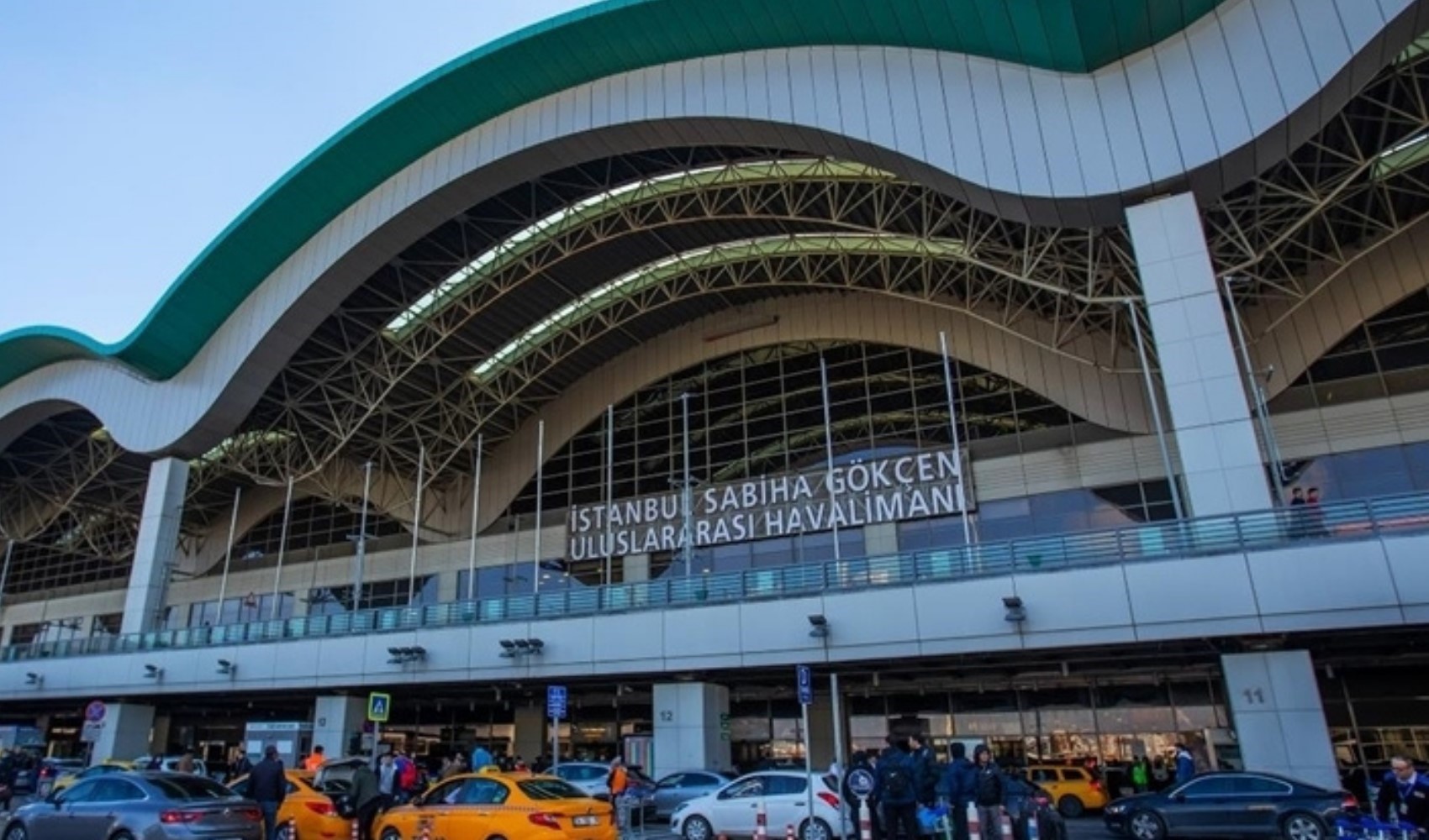 Sabiha Gökçen Havalimanı’nda ilginç anlar: Taksi yoluna tilki girdi