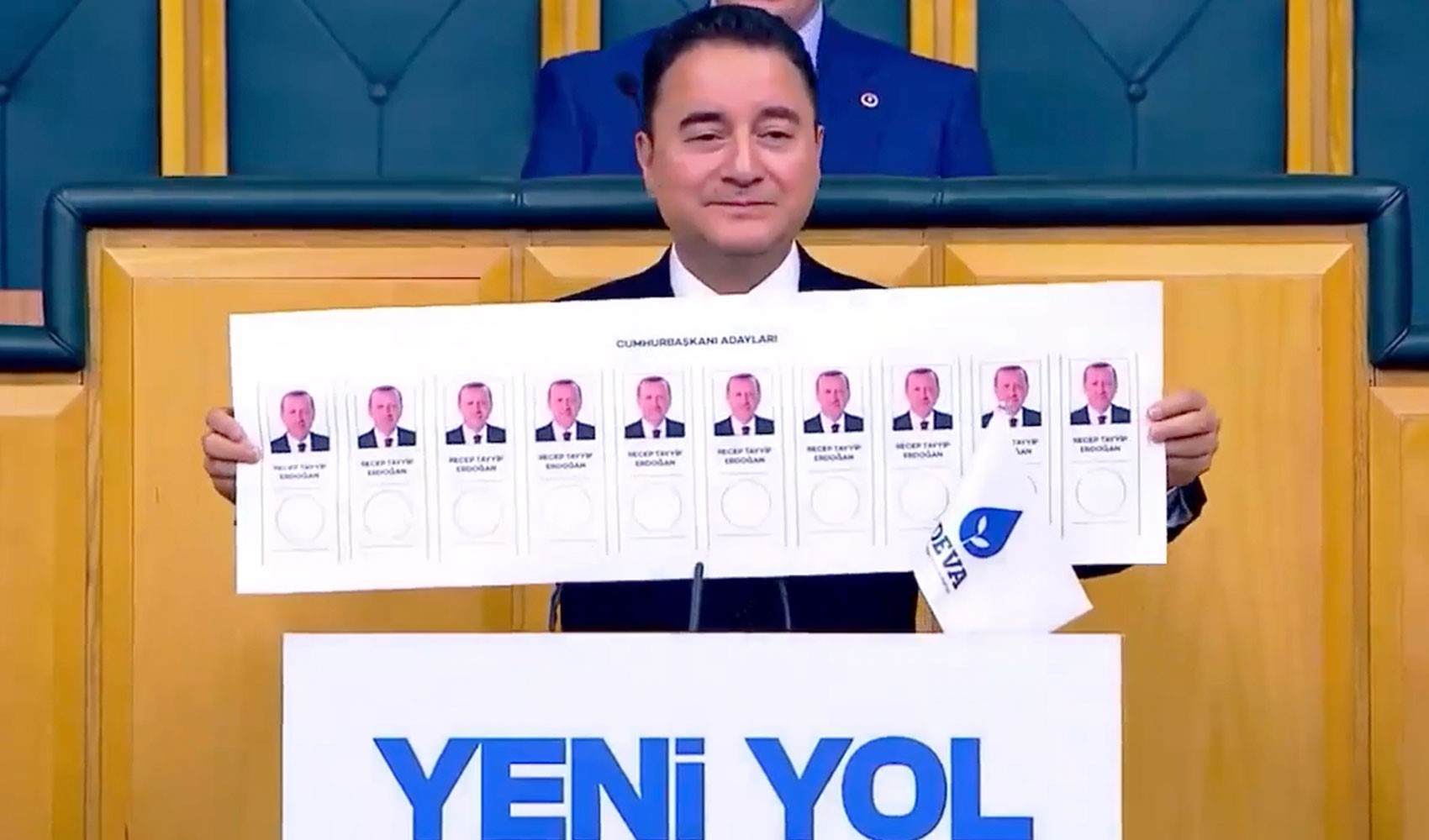 Grup toplantısına damga vuran anlar: Ali Babacan kürsüde iktidarın istediği oy pusulasını açtı Grup toplantısına damga vuran anlar: Ali Babacan kürsüde iktidarın istediği oy pusulasını açtı