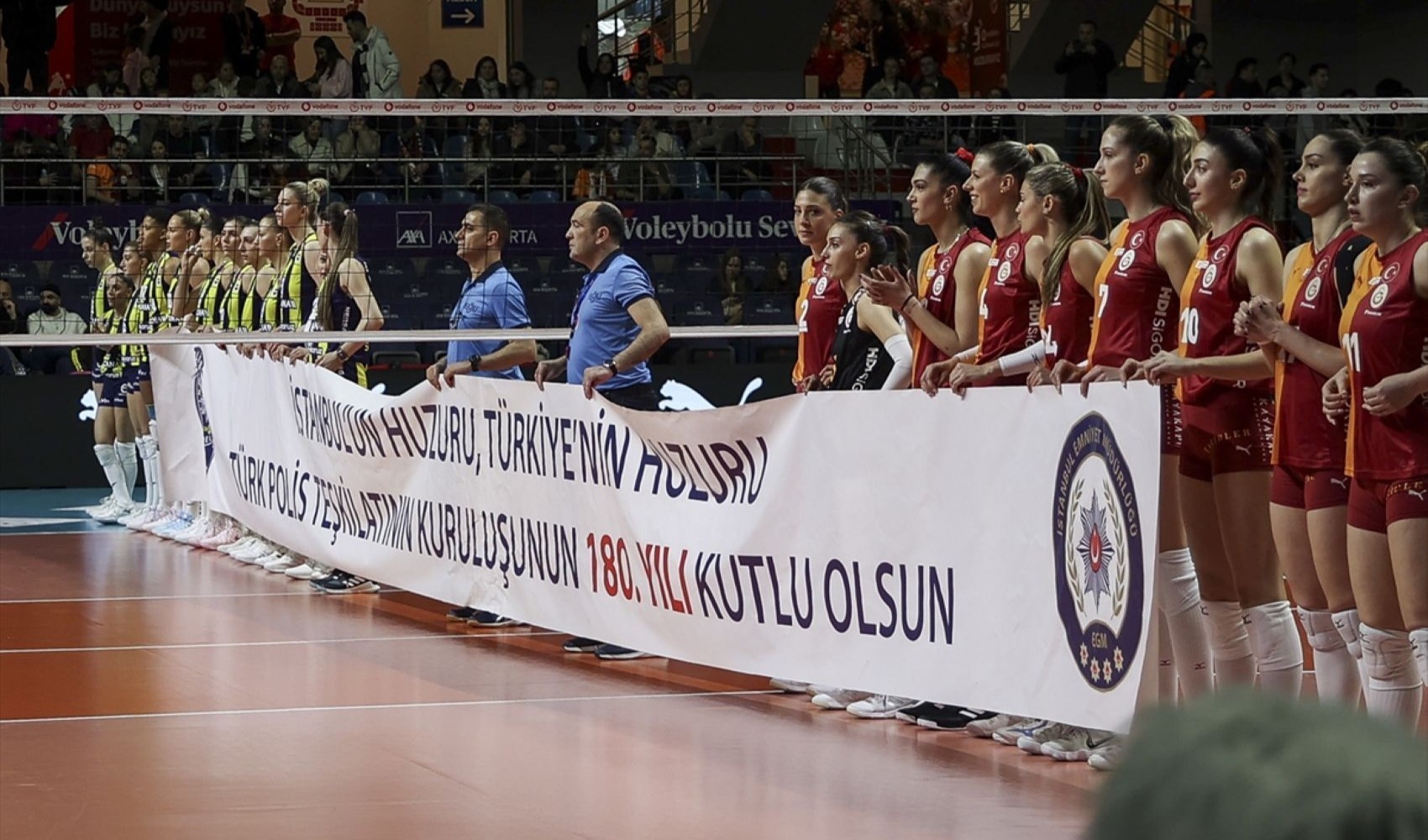 İlkin Aydın, Polis Haftası pankartını tutmadı