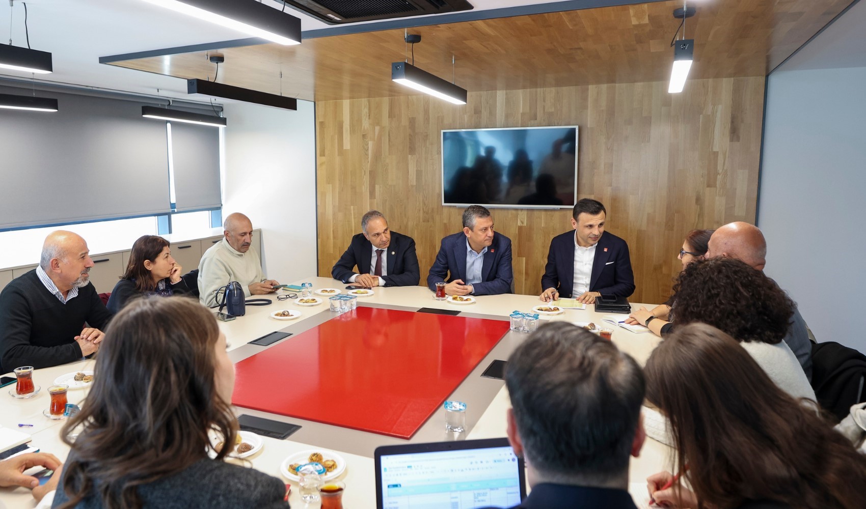 Özgür Özel, gözaltına alınan öğrencilerin aileleriyle görüştü
