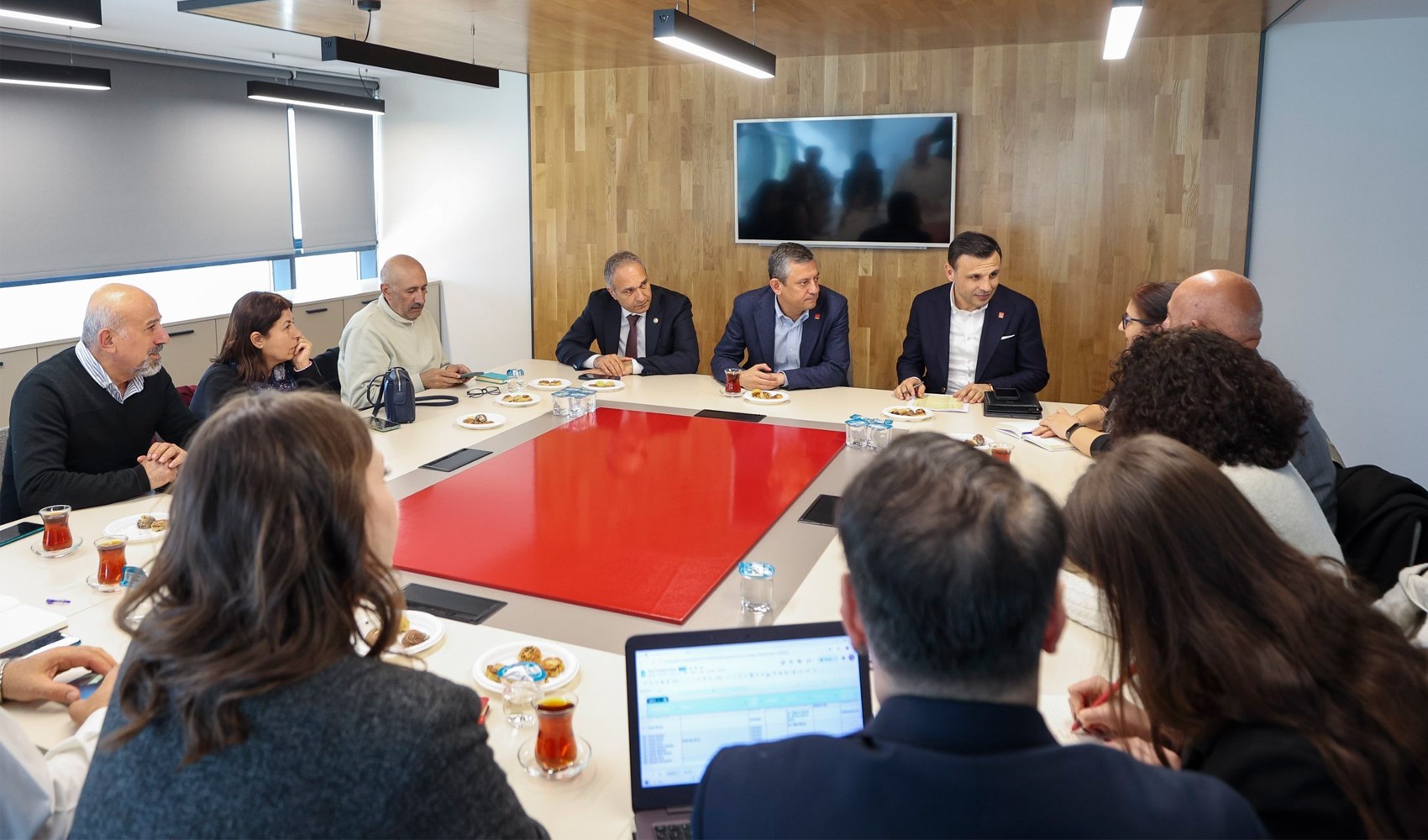 CHP Genel Başkanı Özgür Özel, tutuklu gençlerin aileleriyle bir araya geldi