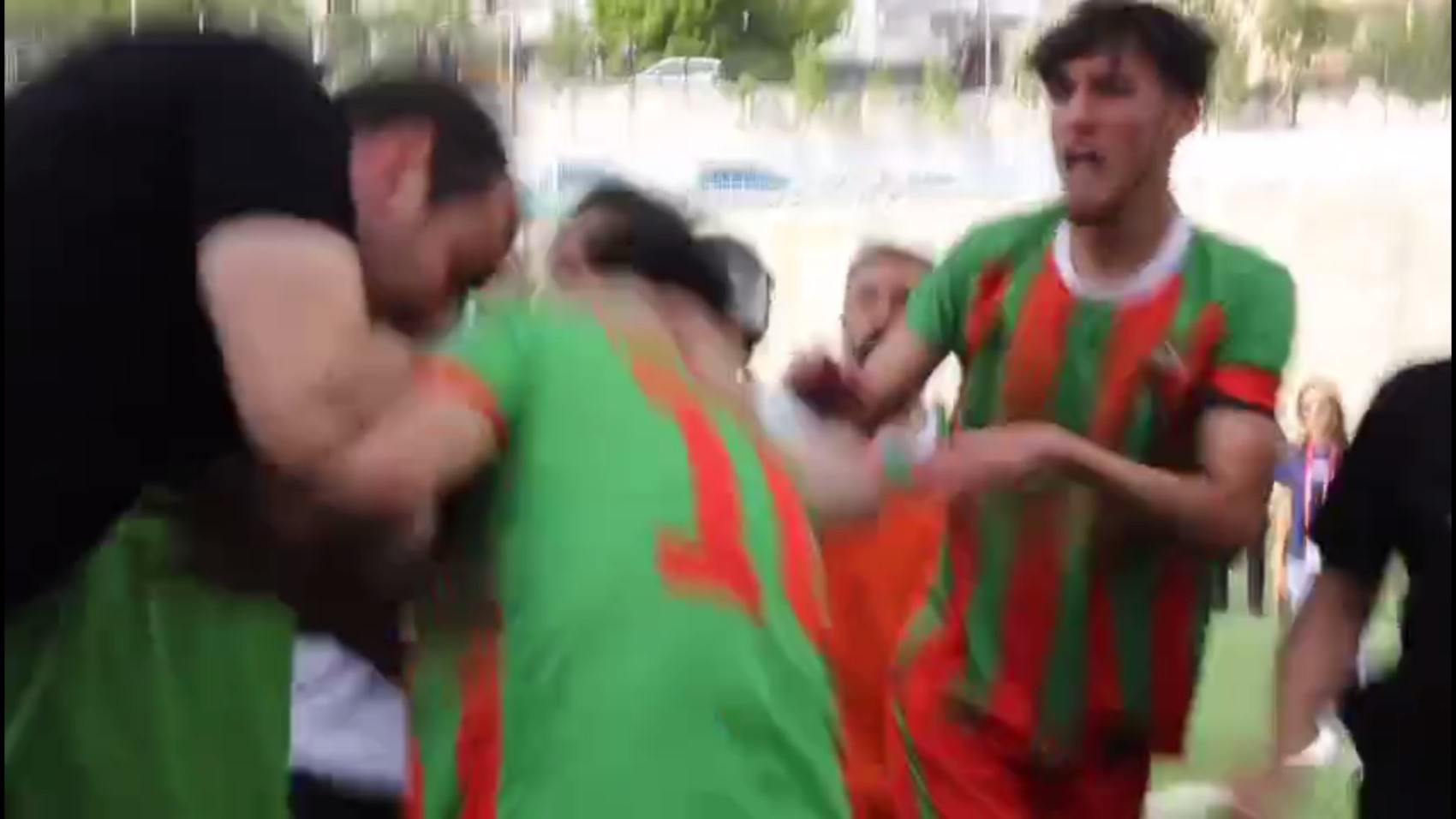 Koruma polisi, futbolcuyu darp etti