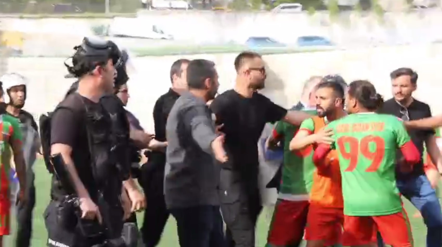 Koruma polisi, futbolcuyu darp etti