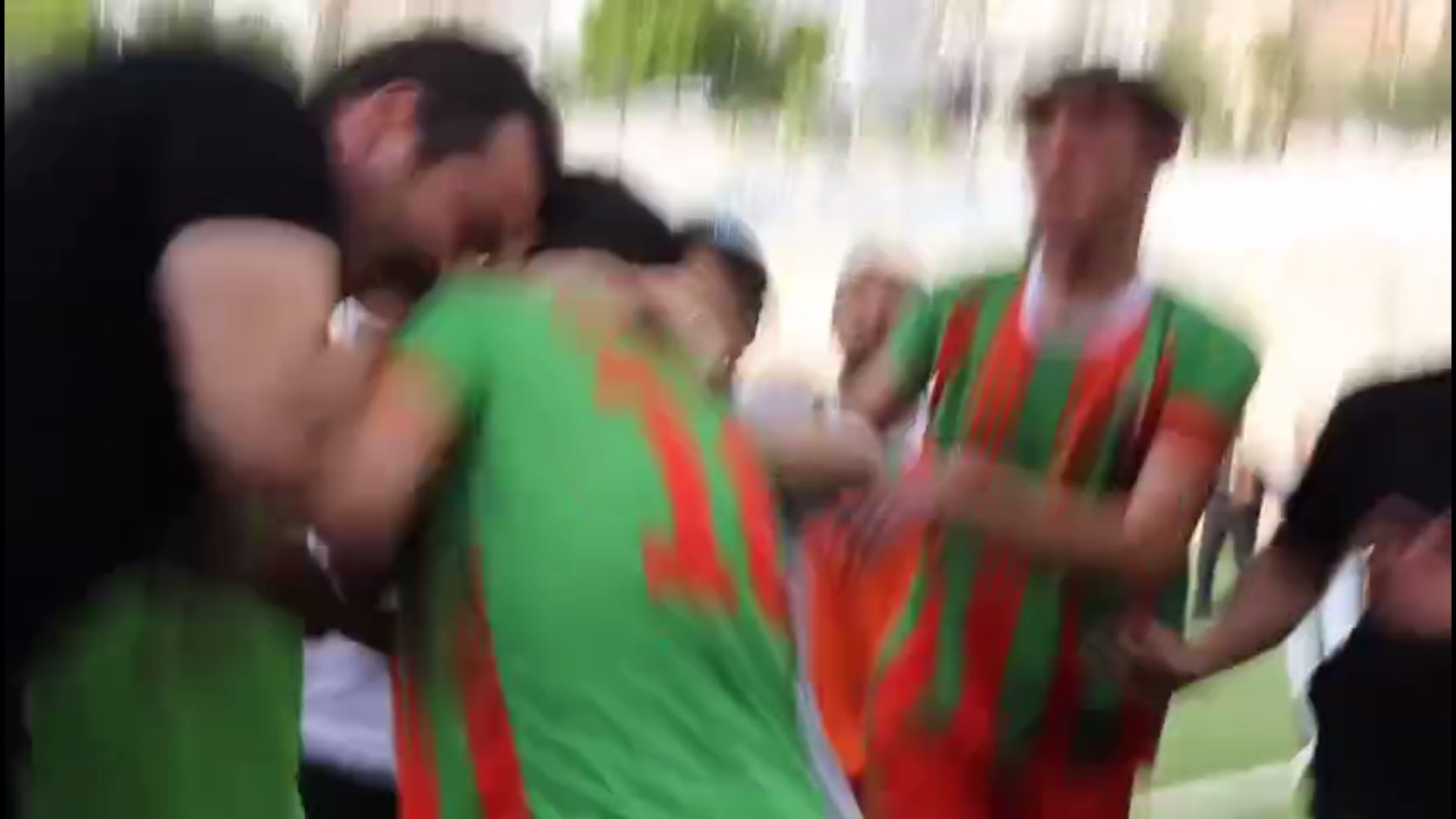 Koruma polisi, futbolcuyu darp etti