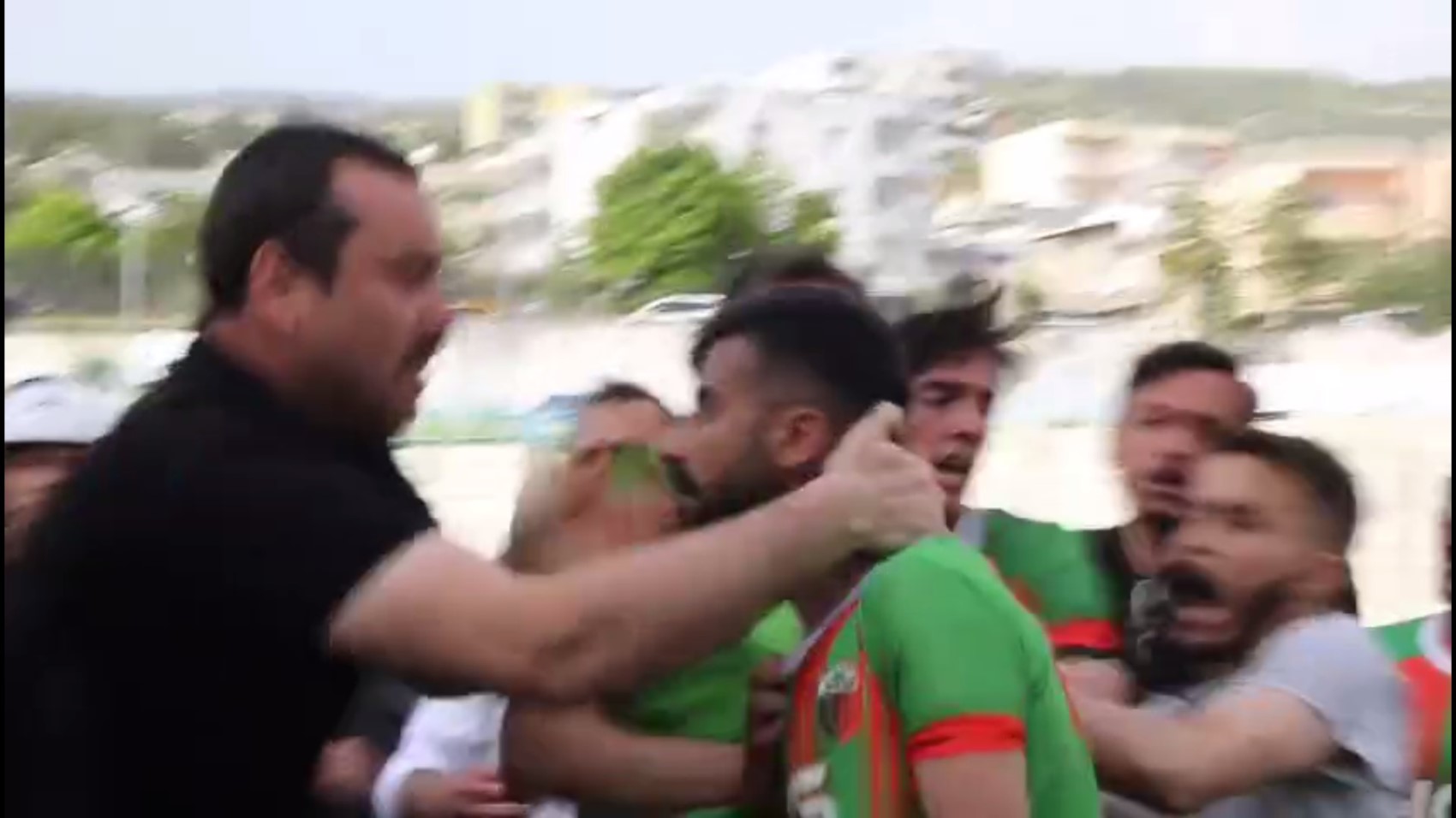 Koruma polisi, futbolcuyu darp etti