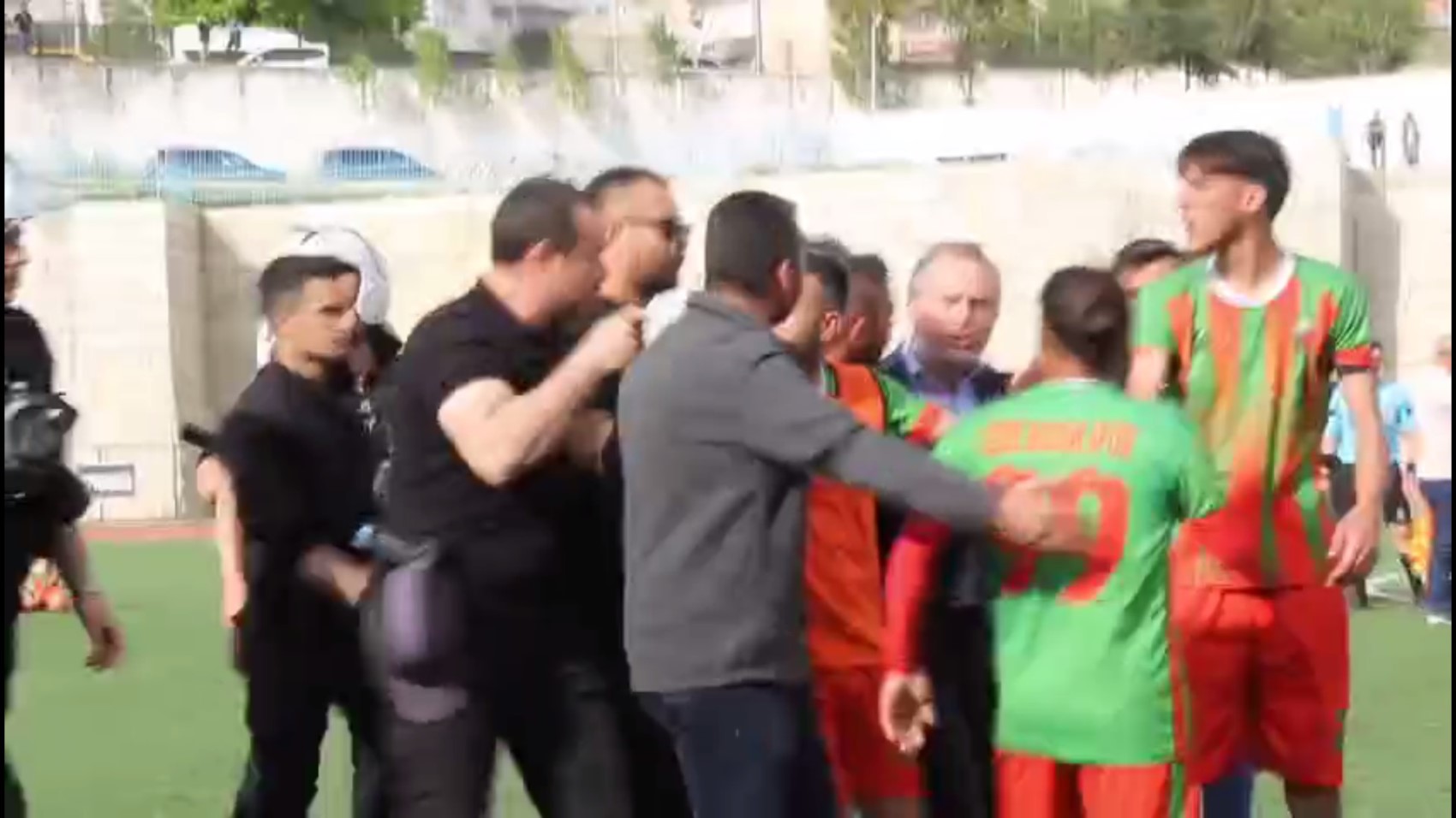 Koruma polisi, futbolcuyu darp etti