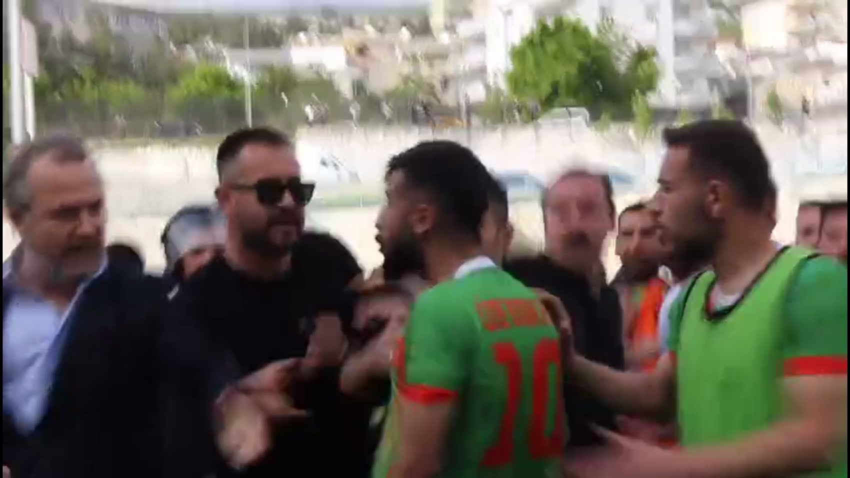 Koruma polisi, futbolcuyu darp etti