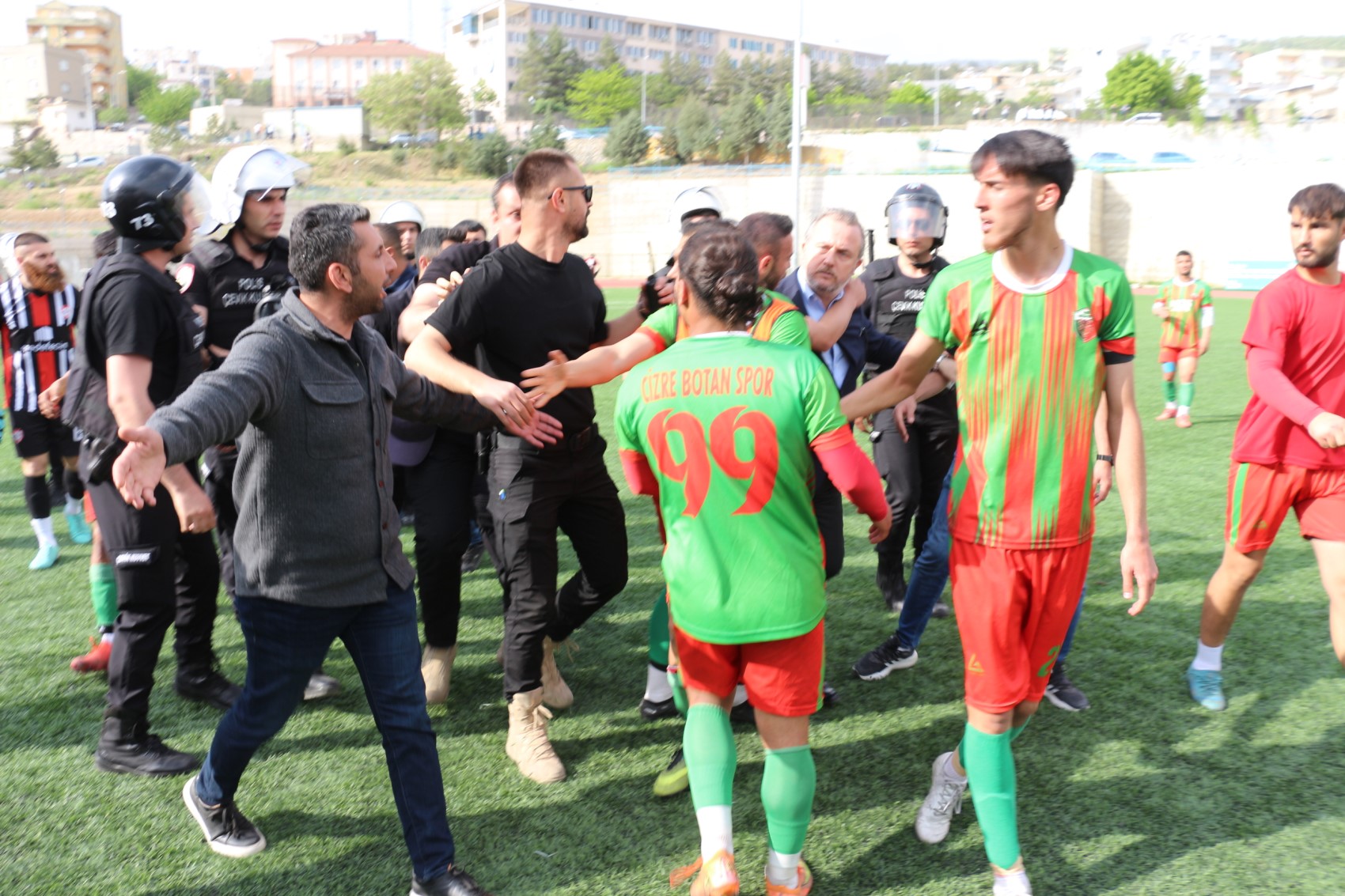 Koruma polisi, futbolcuyu darp etti