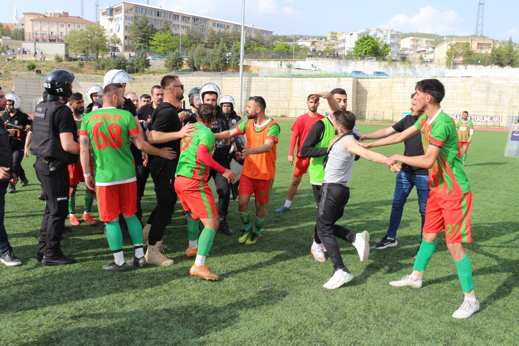 Koruma polisi, futbolcuyu darp etti