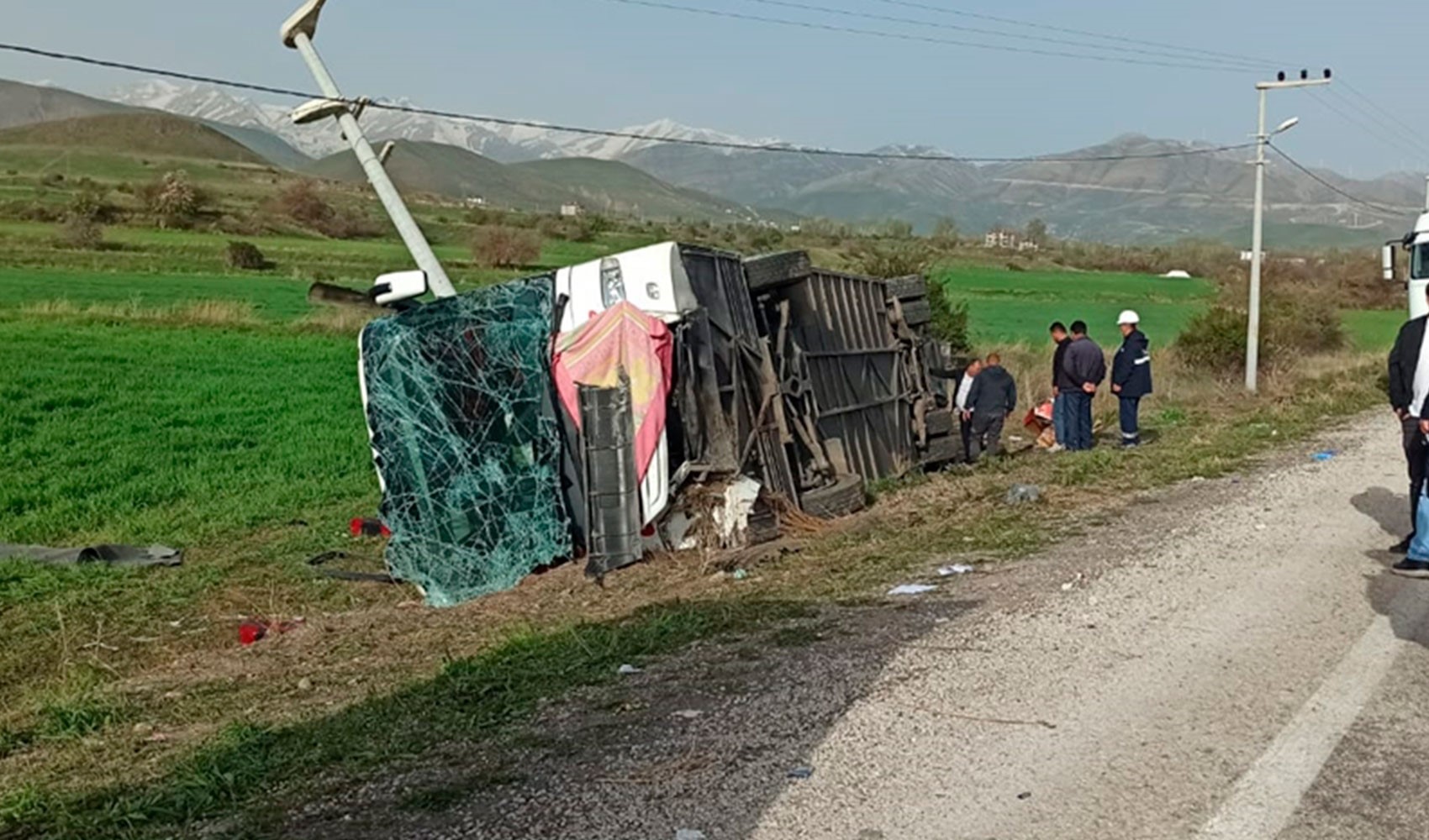 Van'da yolcu otobüsü devrildi!