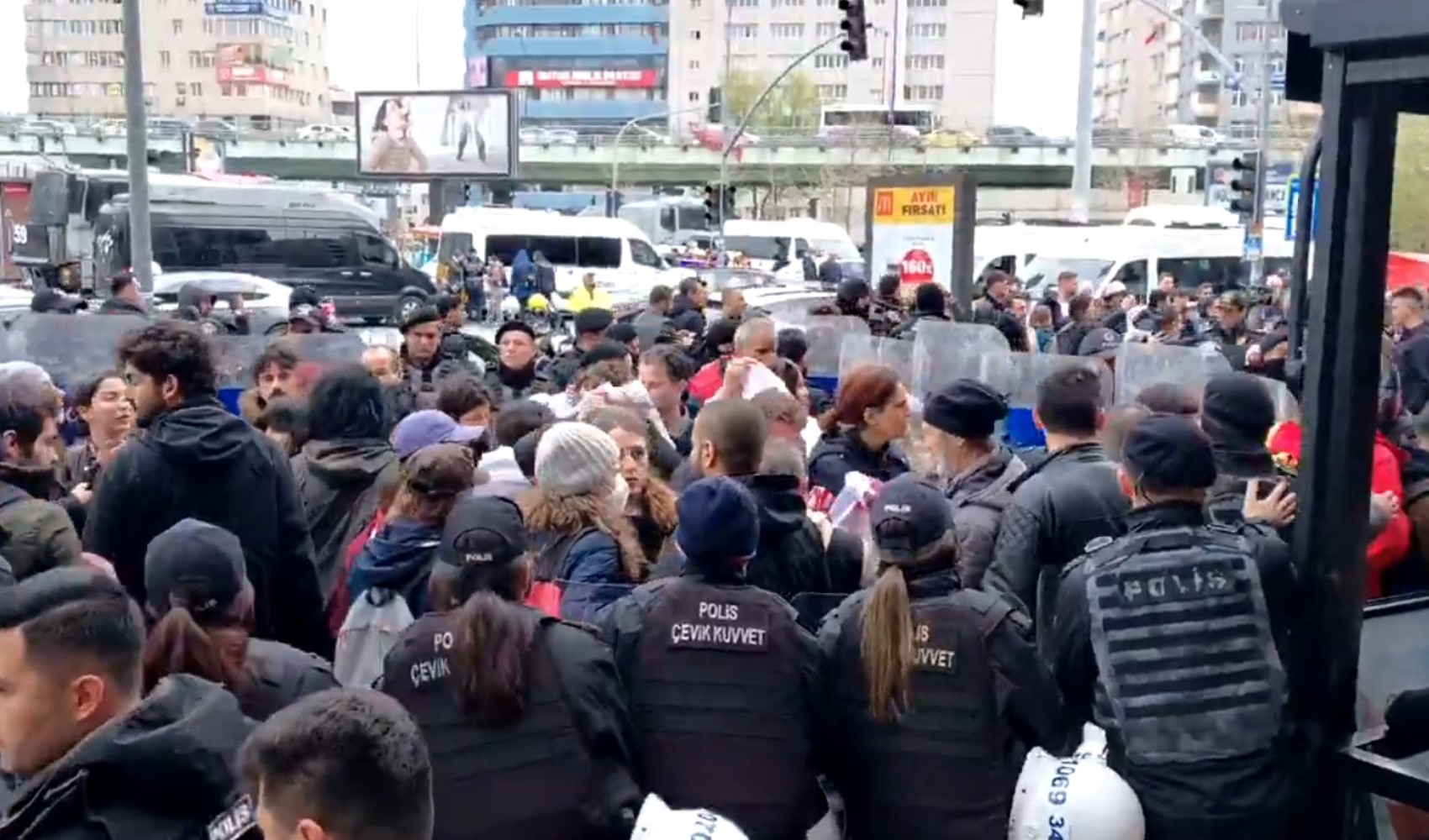 Taksim'e 1 Mayıs ablukası! Vatandaşlar kilometrelerce yürümek zorunda kaldı