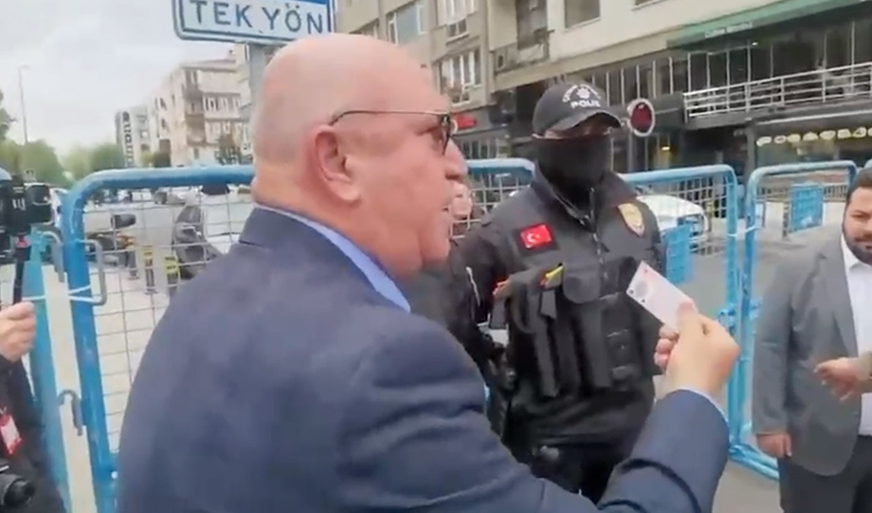Polis, Mahmut Tanal'ı abluka altına aldı! 'Bu kimliği bana millet verdi, babanız vermedi' Polis, Mahmut Tanal'ı abluka altına aldı! 'Bu kimliği bana millet verdi, babanız vermedi'