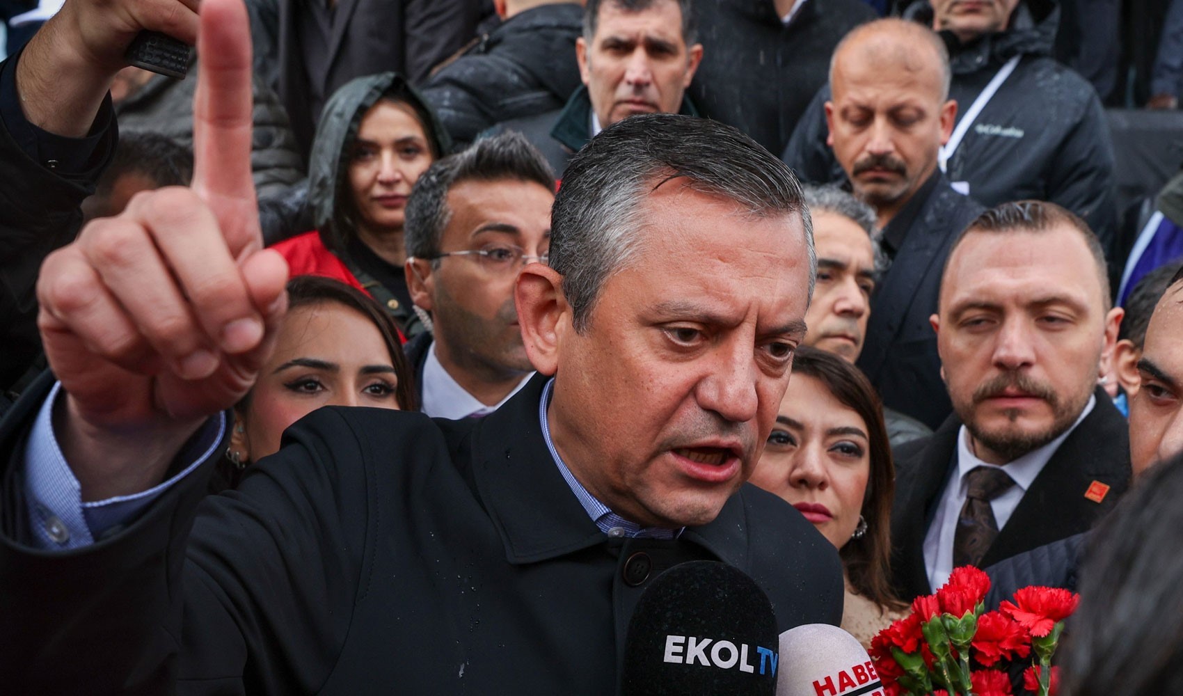 Özgür Özel'den Erdoğan'a referandum çağrısı! 'Cesaretleri varsa sandığı getirsinler'