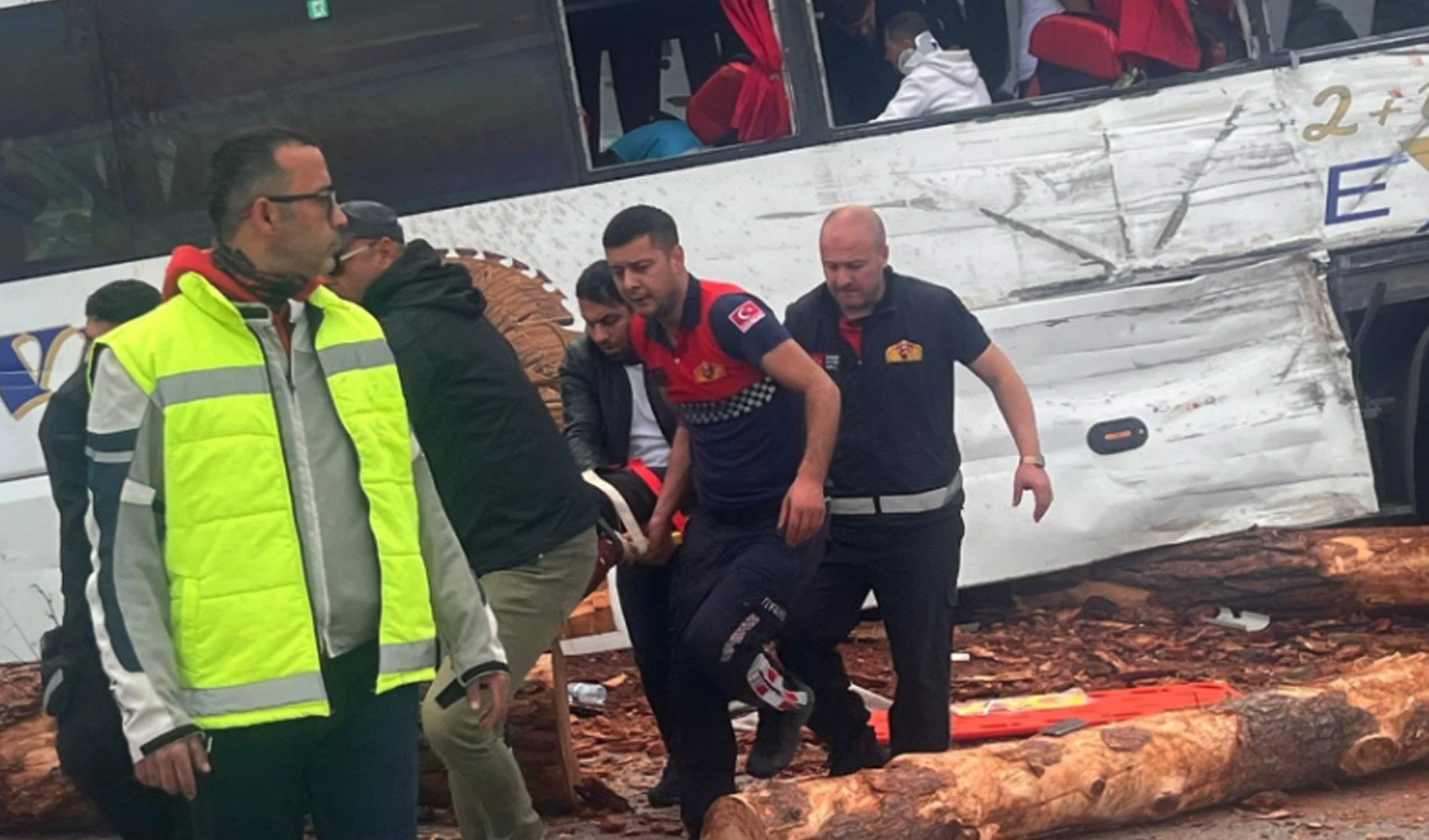 Çanakkale'deki otobüs kazasında ölenlerin kimlikleri belli oldu: 8 kişi hayatını kaybetti