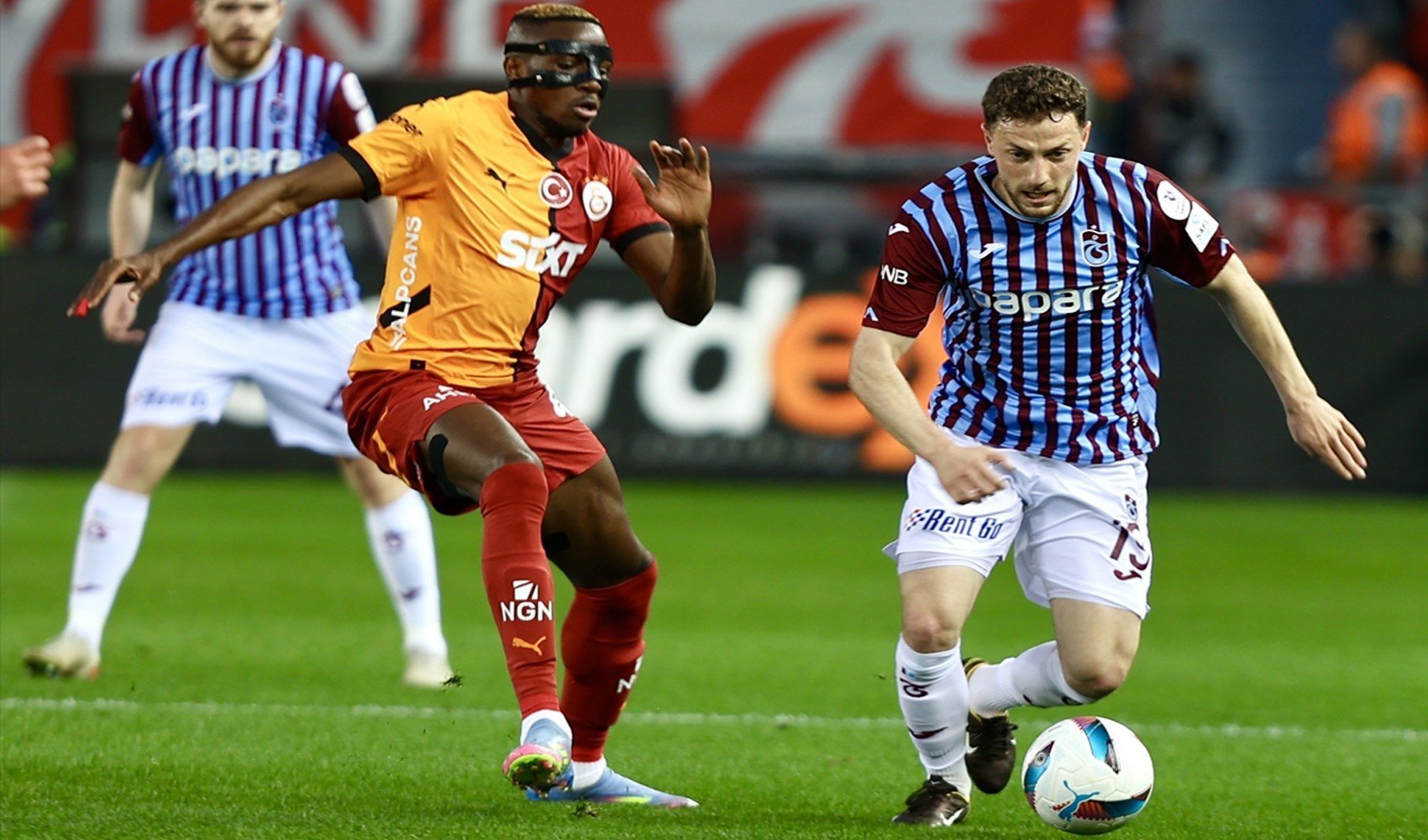 Galatasaray, Trabzonspor deplasmanından galibiyetle ayrıldı