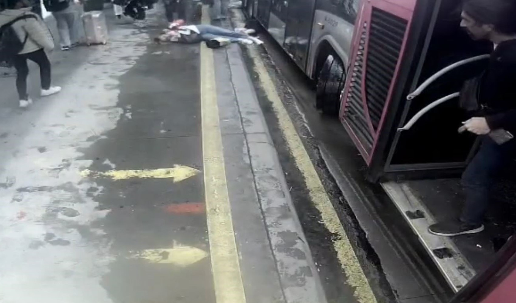 Emergono le immagini della telecamera di sicurezza dell'incidente del metrobus a Beylikdüzü: i passeggeri cadono a terra