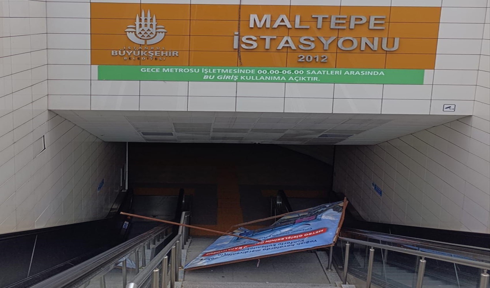 Metro istasyonunda üzerine reklam panosu düşen kadın yaralandı