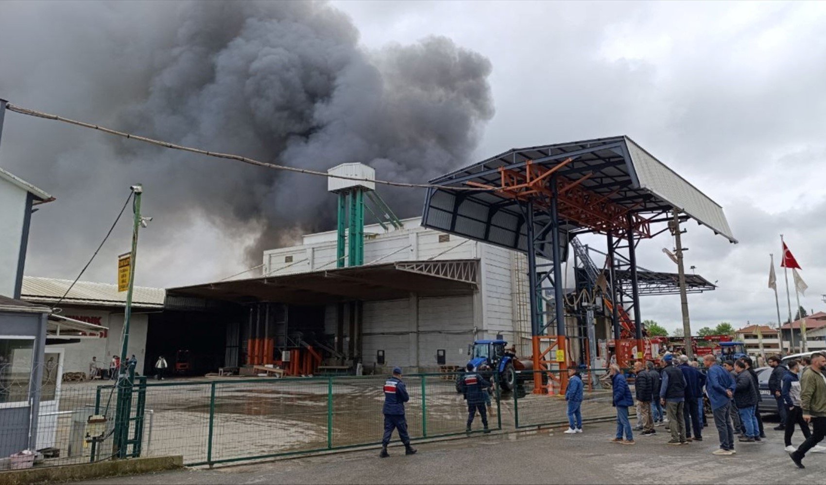 Sakarya’da fabrika yangını: İtfaiye ekipleri seferber oldu Sakarya’da fabrika yangını: İtfaiye ekipleri seferber oldu
