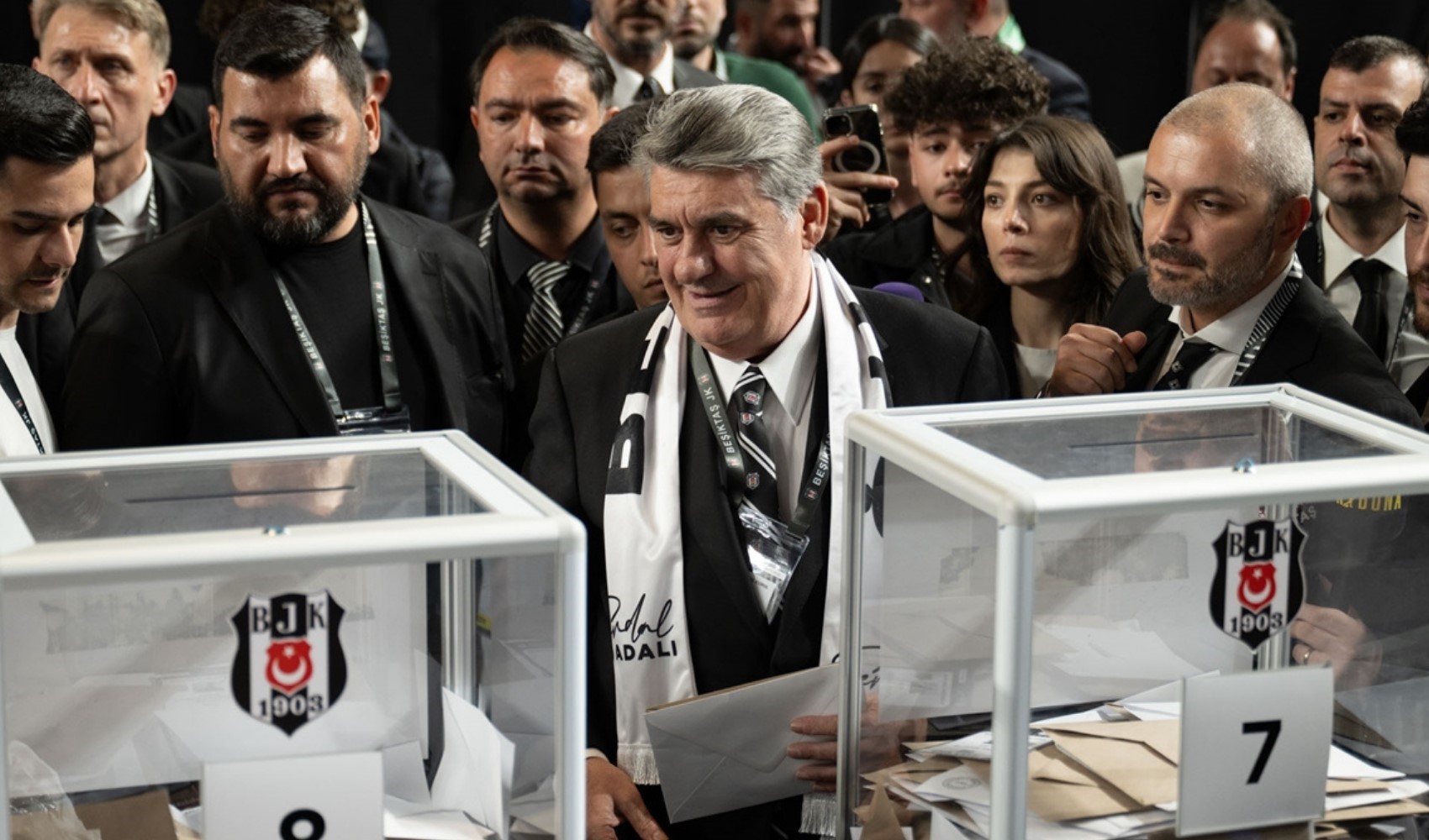 Beşiktaş’ta başkanlık yarışı sonuçlandı: Serdal Adalı yeniden başkan seçildi Beşiktaş’ta başkanlık yarışı sonuçlandı: Serdal Adalı yeniden başkan seçildi