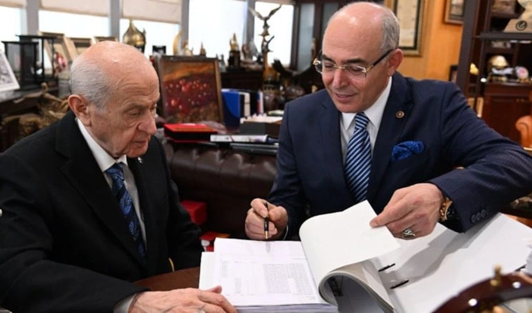 MHP'den PKK'nın feshi sonrası Bahçeli'ye övgü MHP'den PKK'nın feshi sonrası Bahçeli'ye övgü